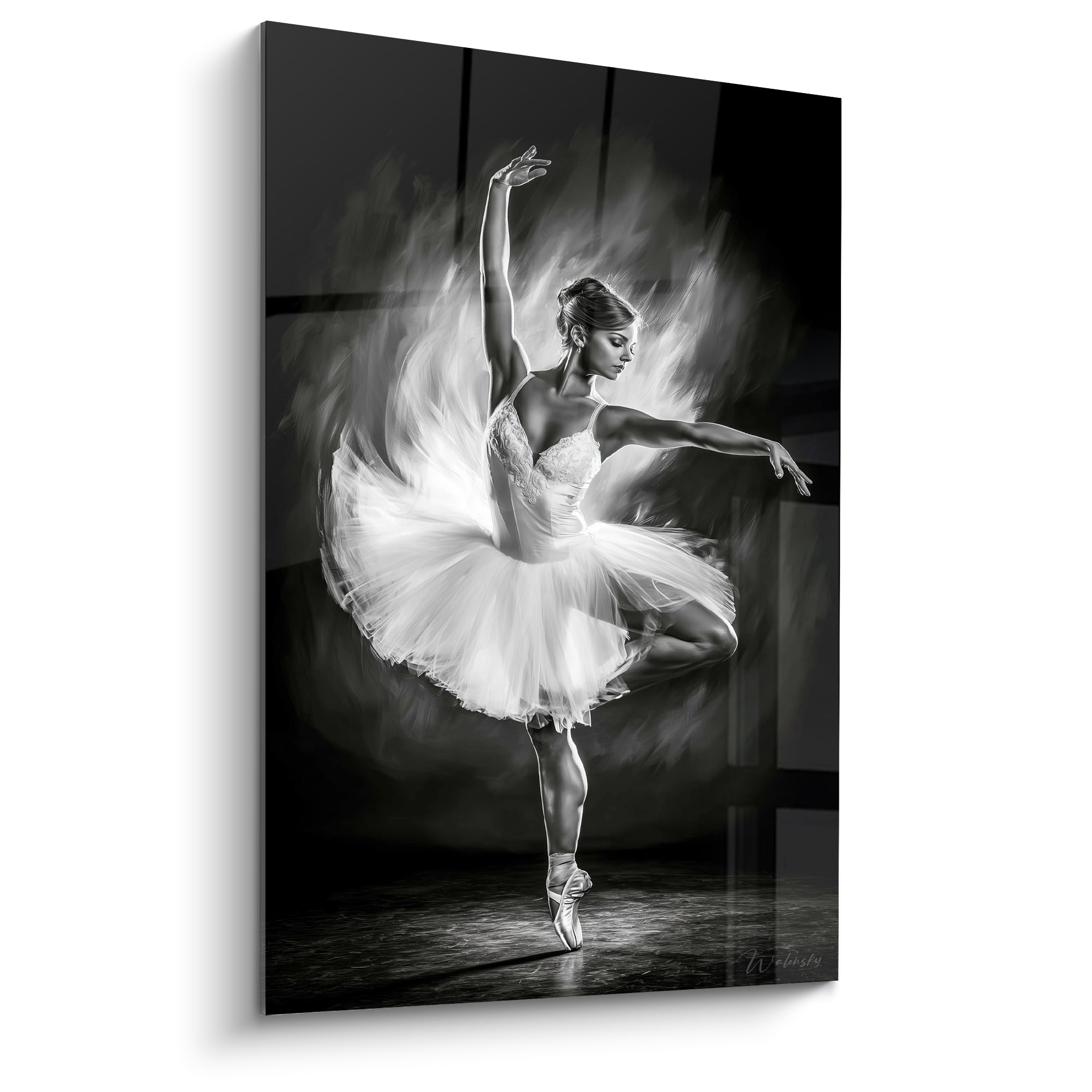 Danseuse abstrait en tutu blanc, jambe repliée, fond noir et fumée grise, contraste saisissant
