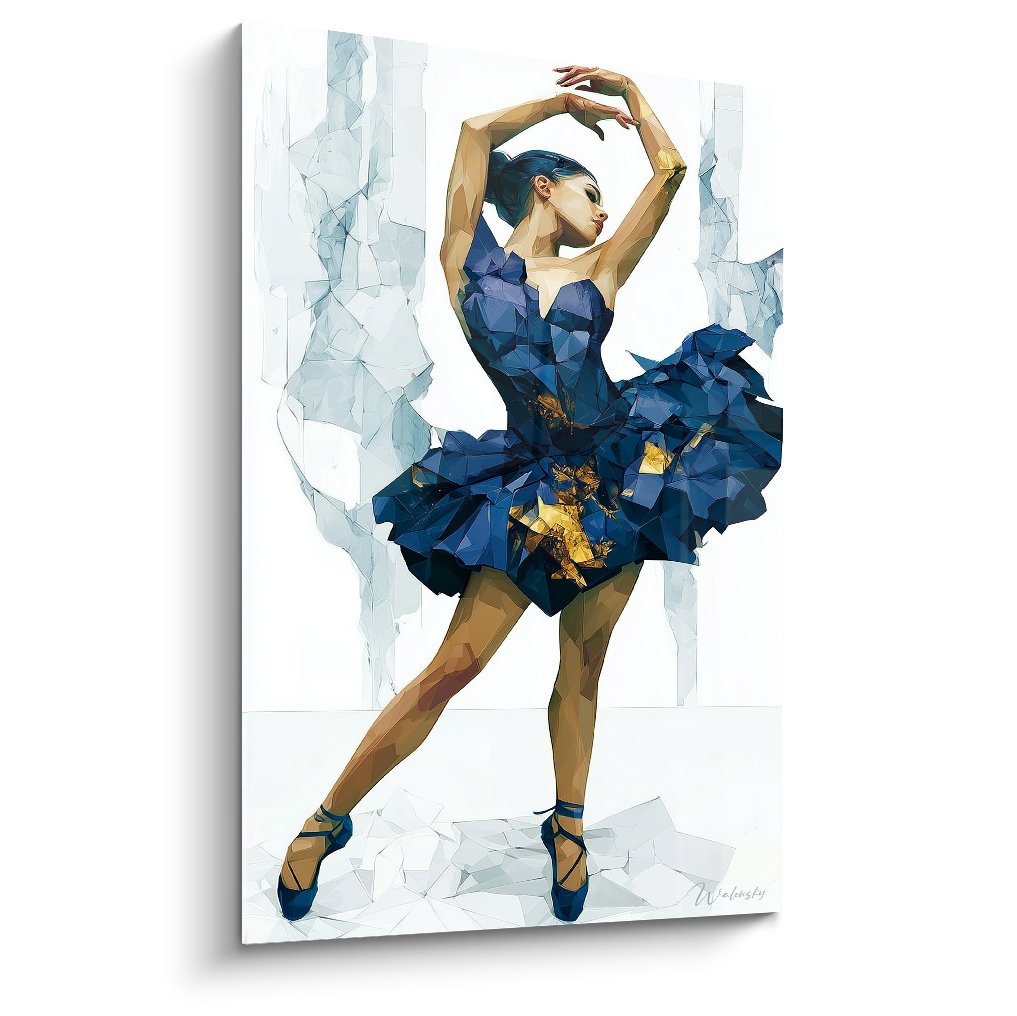 Danseuse abstrait en tutu bleu marine et doré, bras levés, fond craquelé blanc et gris