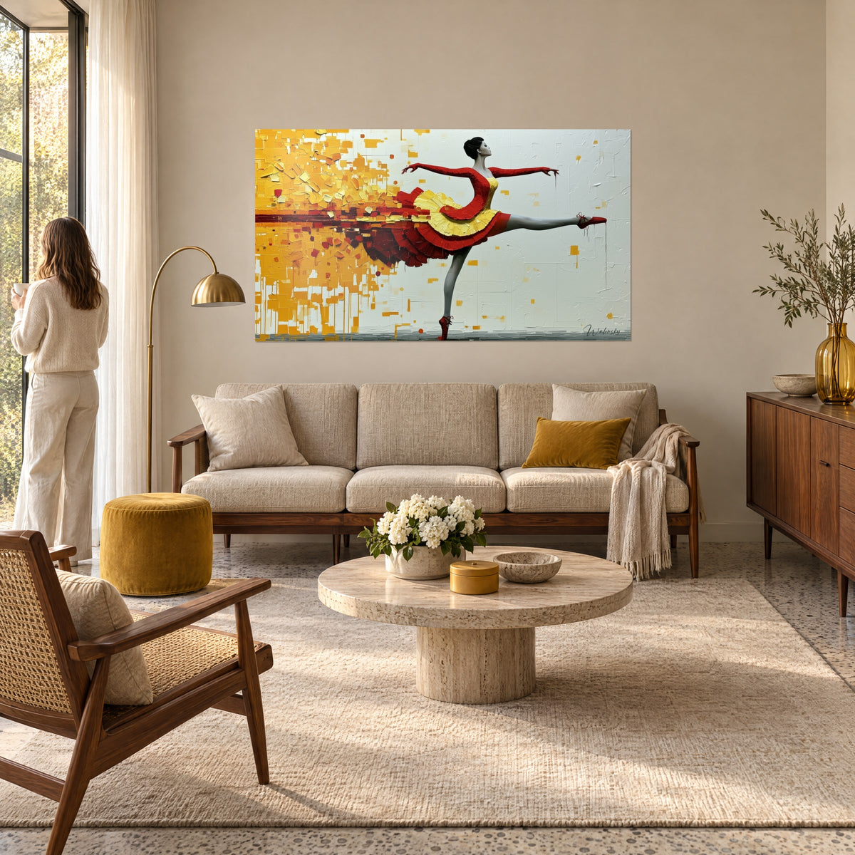 Quadro ballerina in tutù rosso e giallo, gamba tesa in arabesque, bagliori dorati a spatola, sopra un divano in un soggiorno luminoso