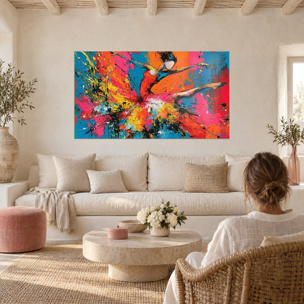 Tableau ballerine en bond, tutu rose fuchsia et orange éclaboussé de jaune, fond bleu turquoise, au-dessus d'un canapé dans un salon lumineux