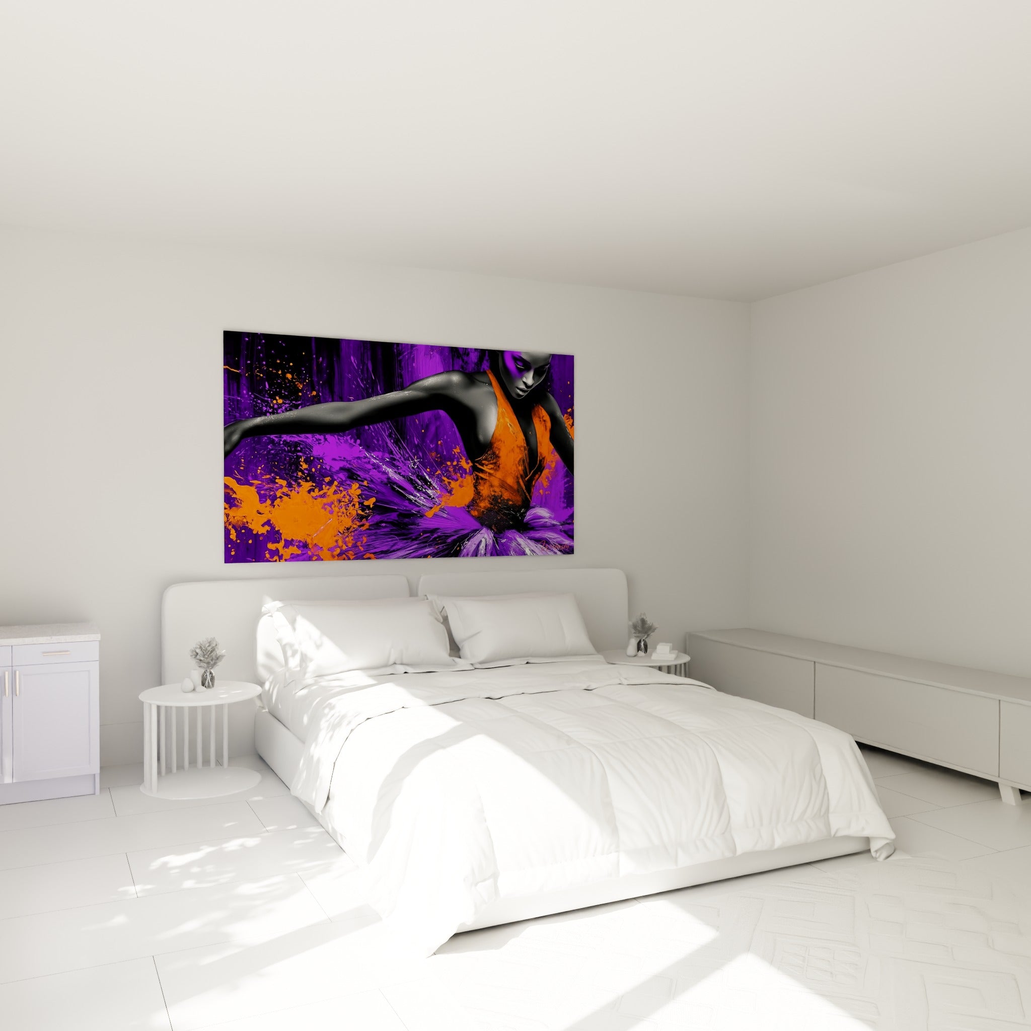 Silhouette de danseuse aux couleurs violet et orange fauve, accrochée au-dessus d'un lit dans une chambre claire