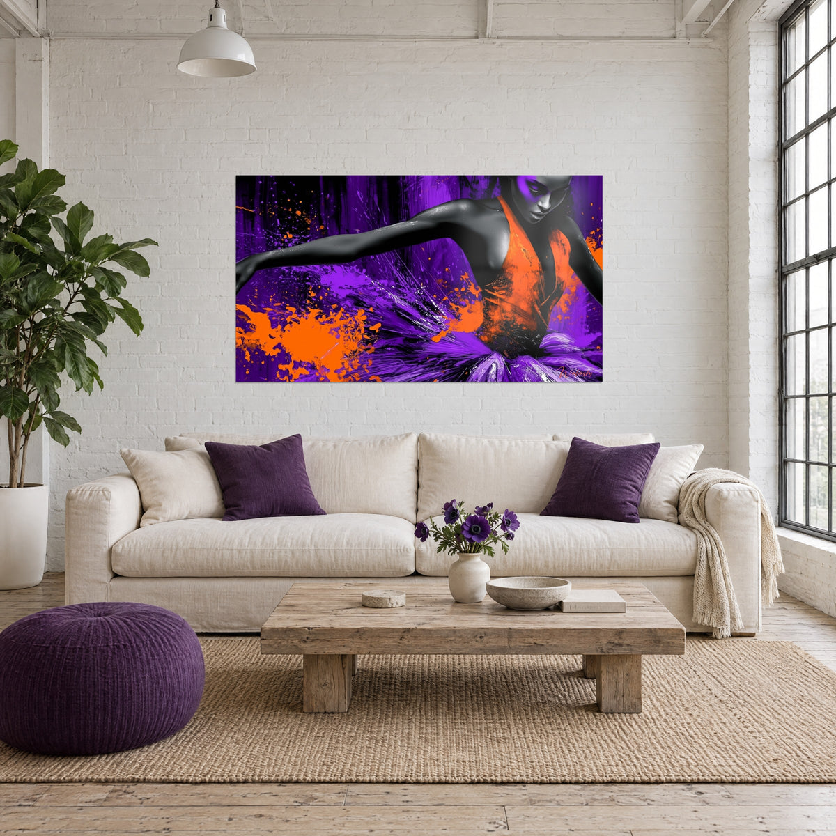 Gemälde Tänzerin mit grauer Haut und orange gesprenkeltem Kleid auf violettem Hintergrund, über einem Sofa in einem hellen Wohnzimmer