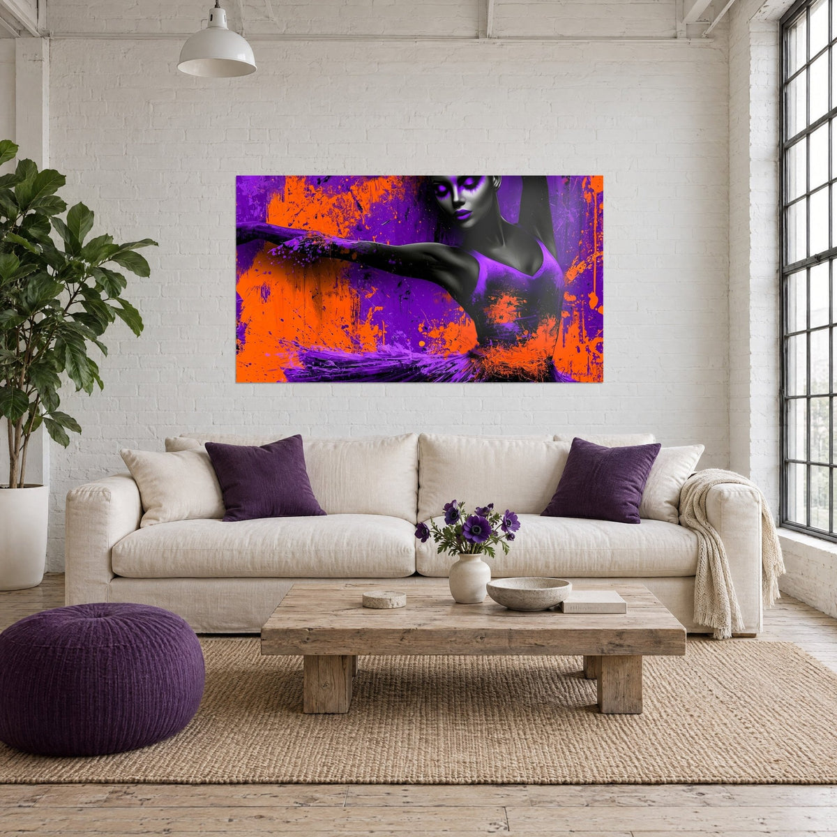 Tableau danseuse aux bras ouverts, peau grise et jupe violette éclaboussée d'orange, au-dessus d'un canapé dans un salon lumineux