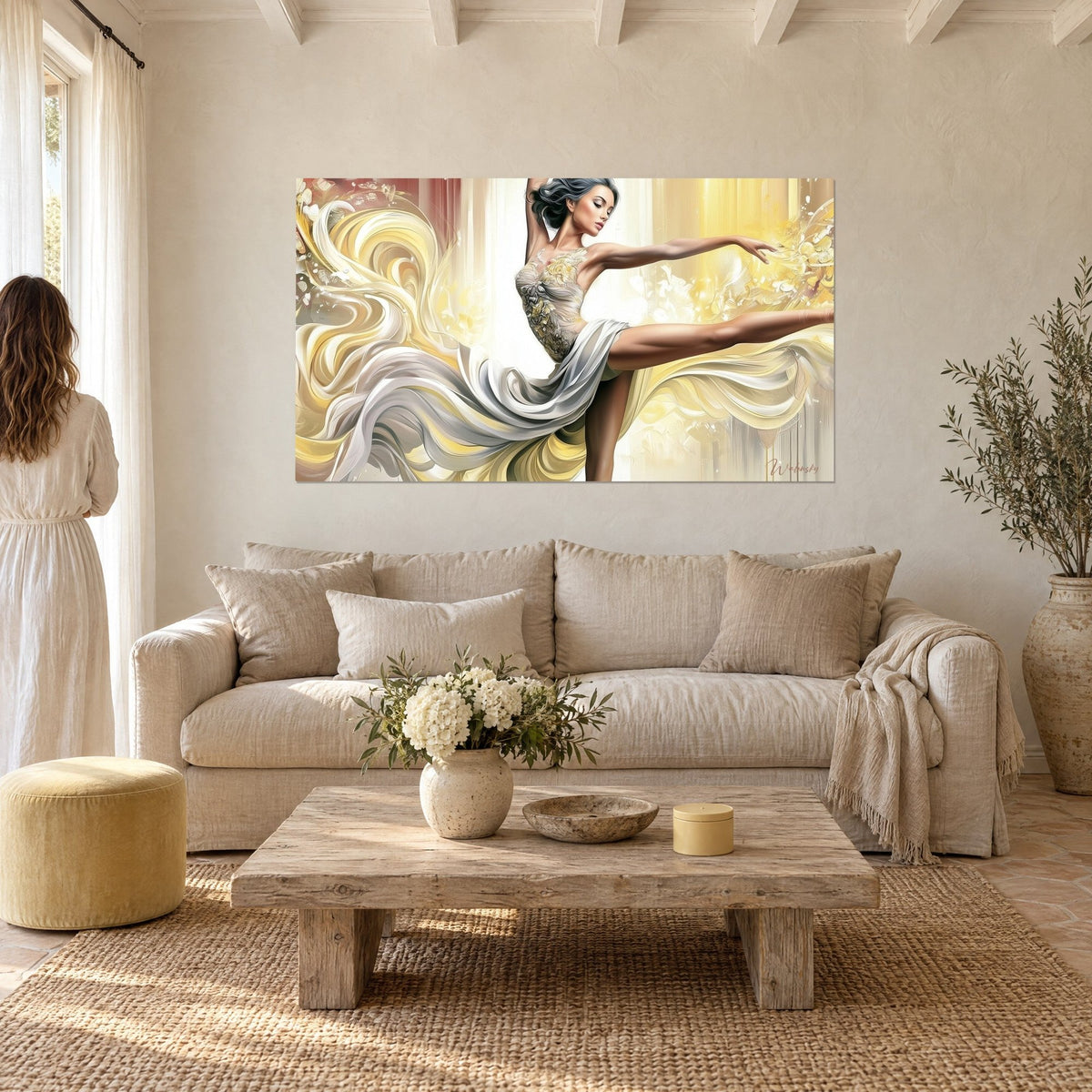 Tableau ballerine en robe d'ivoire aux volutes soyeuses, jambe tendue sur fond jaune, au-dessus d'un canapé dans un salon lumineux