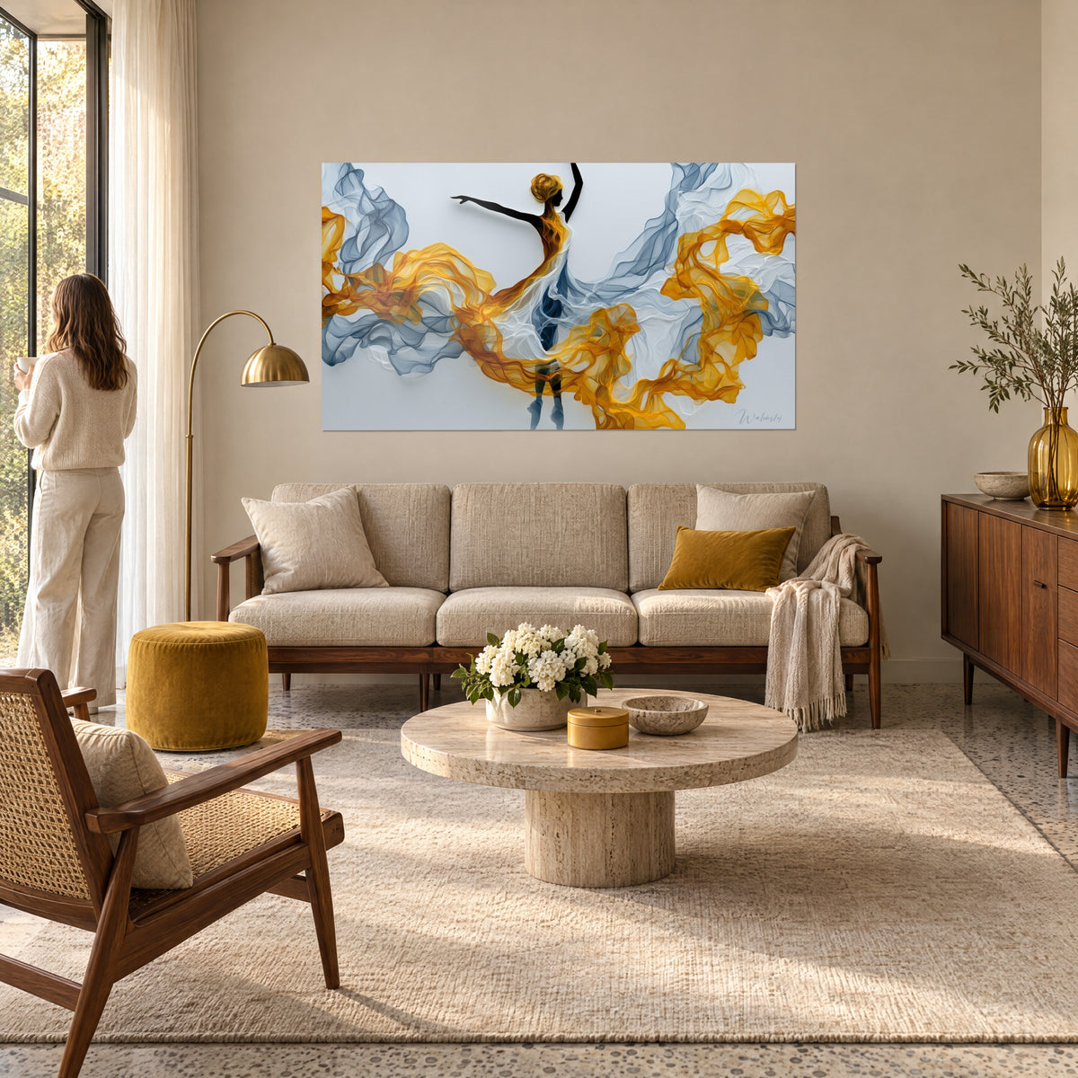 Tableau ballerine de profil aux bras levés, jupe de voiles ambre et bleu ardoise, au-dessus d'un canapé dans un salon lumineux
