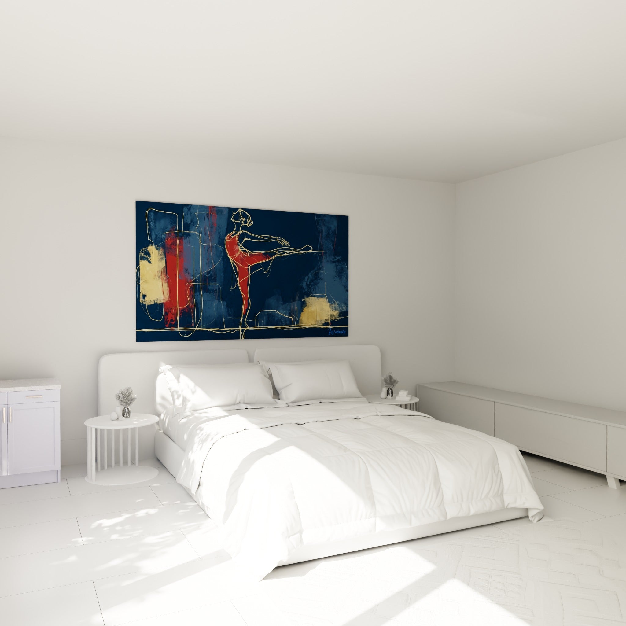 Danseuse dorée en arabesque, tenue rouge intense, accrochée au-dessus d'un lit dans une chambre claire