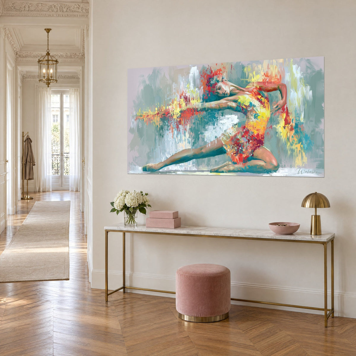 Cuadro bailarina abstracta con toques naranjas y turquesas, brazo estirado hacia atrás, sobre consola dorada, piso de estilo haussmanniano