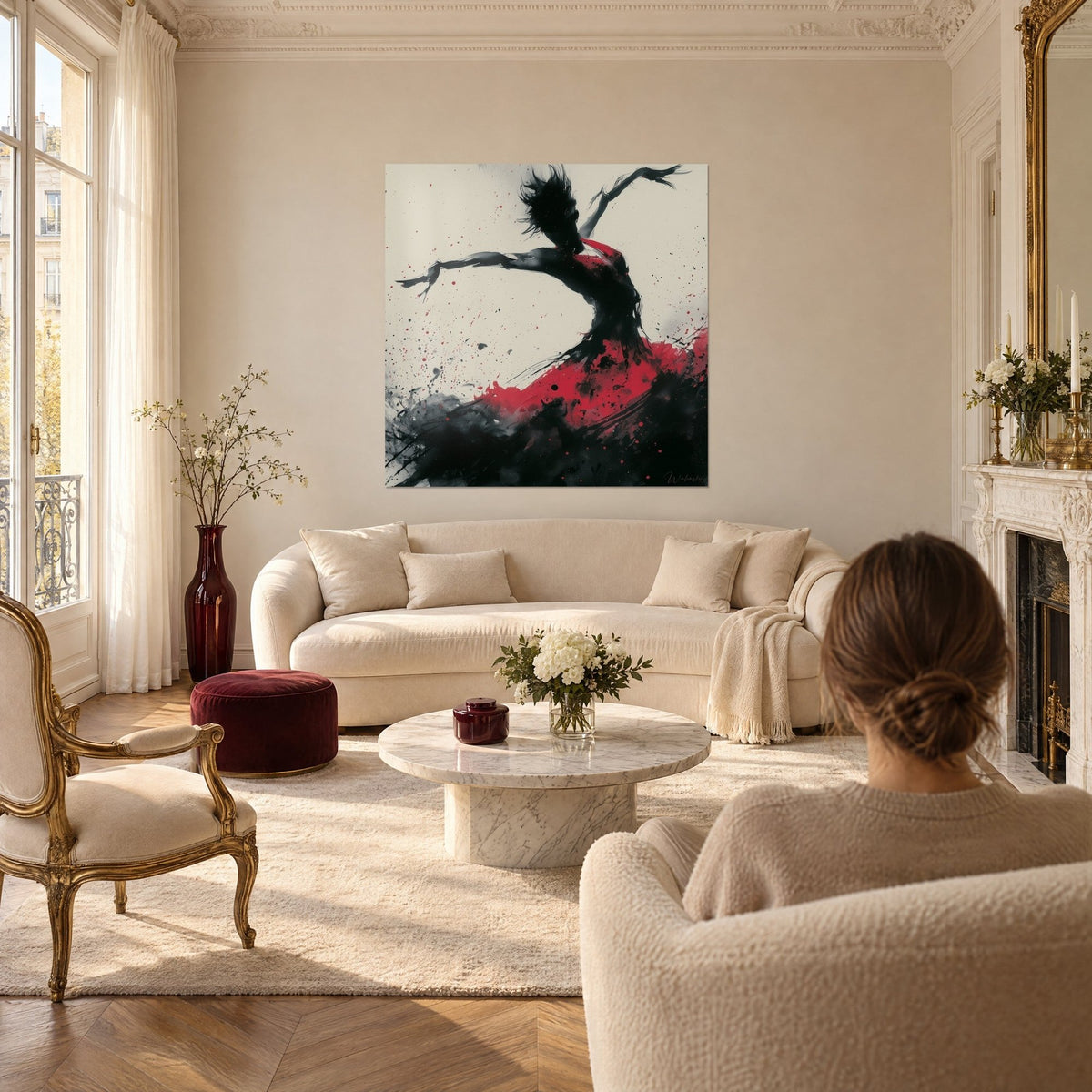 Cuadro bailarina con vestido rojo intenso, brazos extendidos, cabello negro suelto, salpicaduras de tinta, encima de un sofá en un salón luminoso