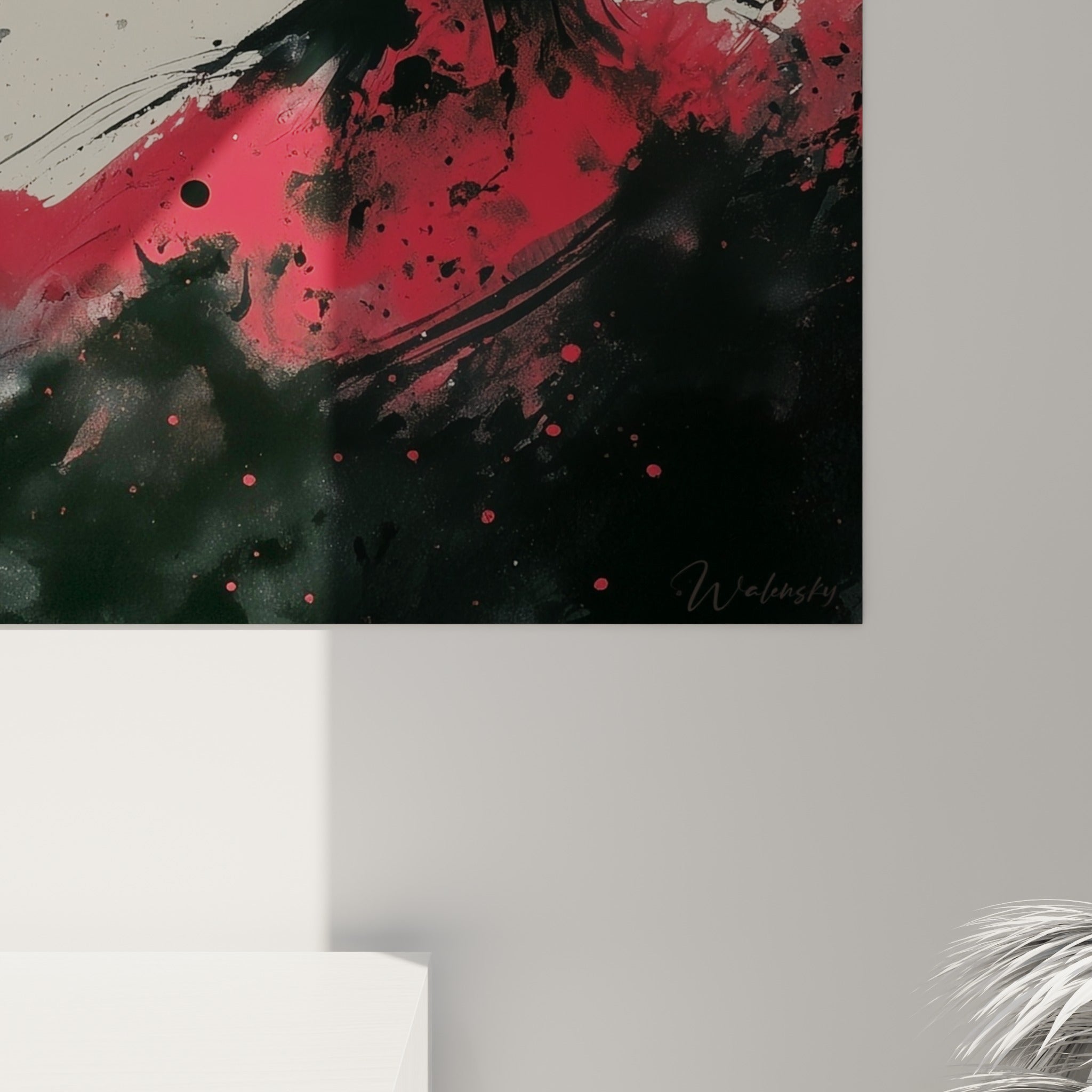 Coulures d'encre noire et éclats rouges se mêlant sur la toile, texture granuleuse de la robe de la danseuse abstraite