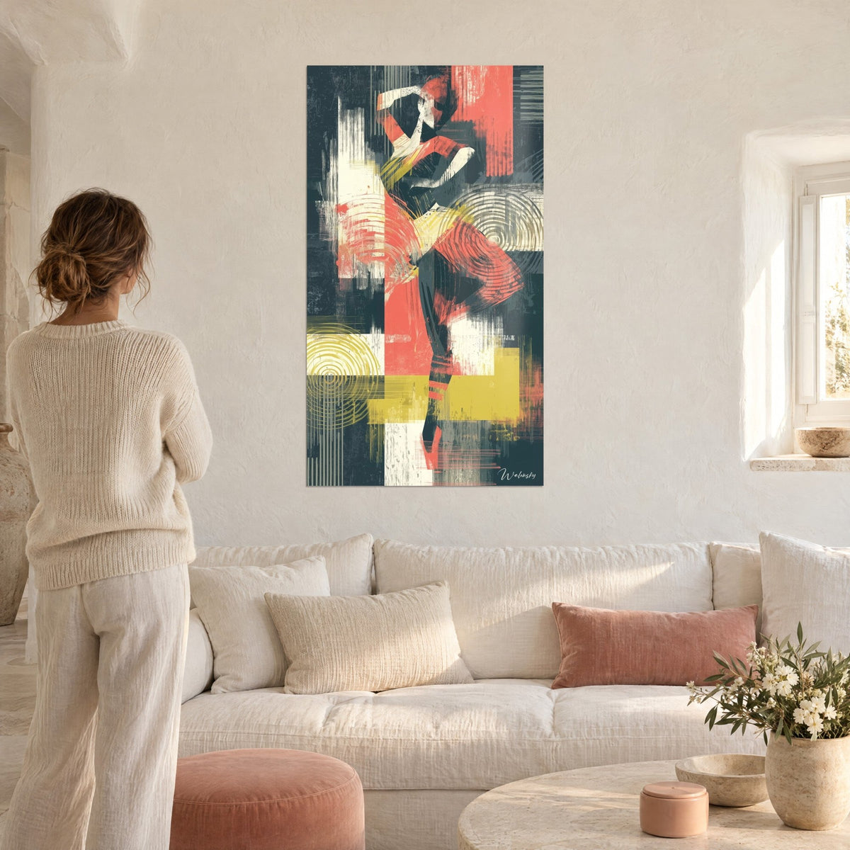 Tableau danseuse abstraite corail et noire, bras relevé, cercles jaunes concentriques, au-dessus d'un canapé dans un salon lumineux