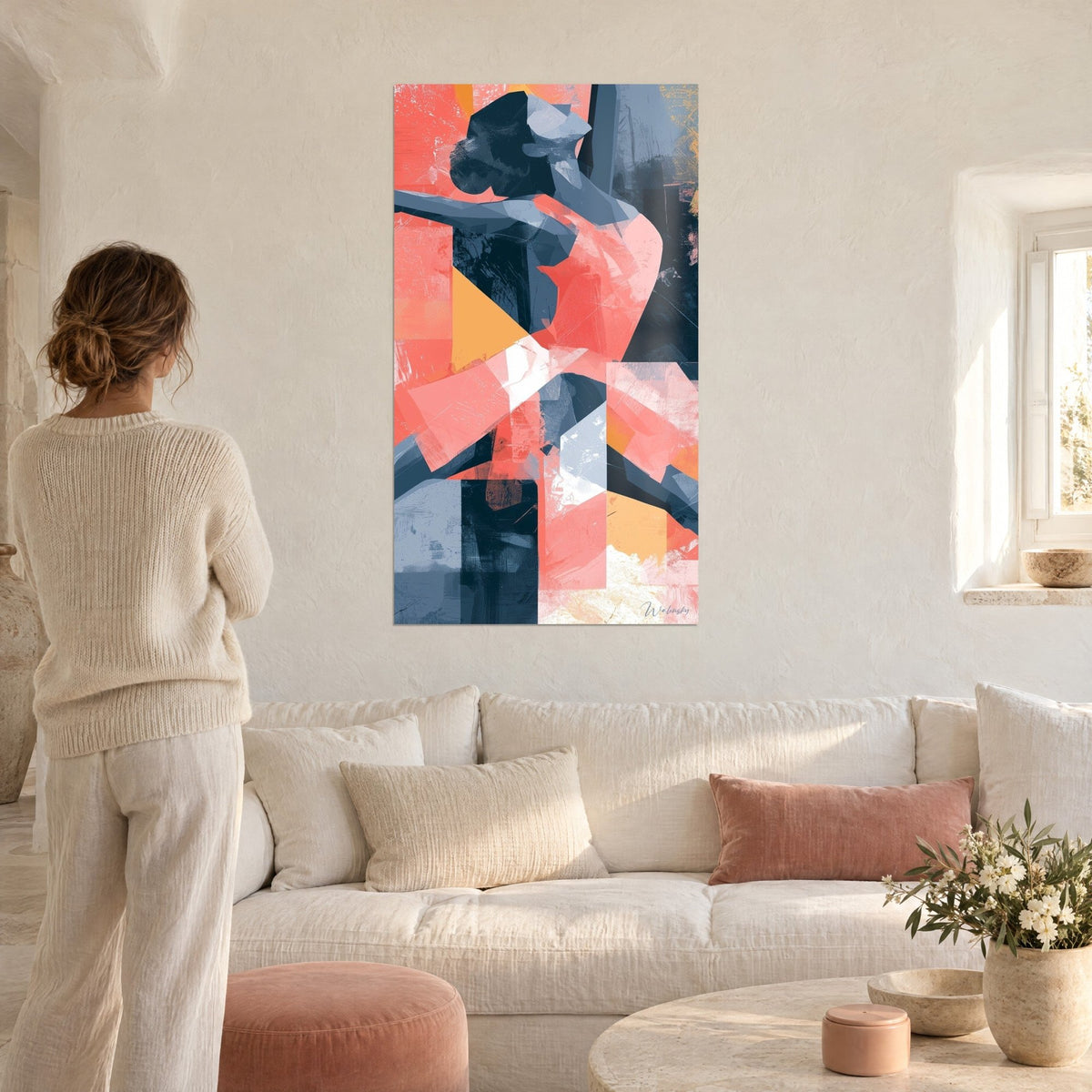 Tableau silhouette de danseuse corail aux bras levés, facettes bleu marine, femme de dos, au-dessus d'un canapé dans un salon lumineux