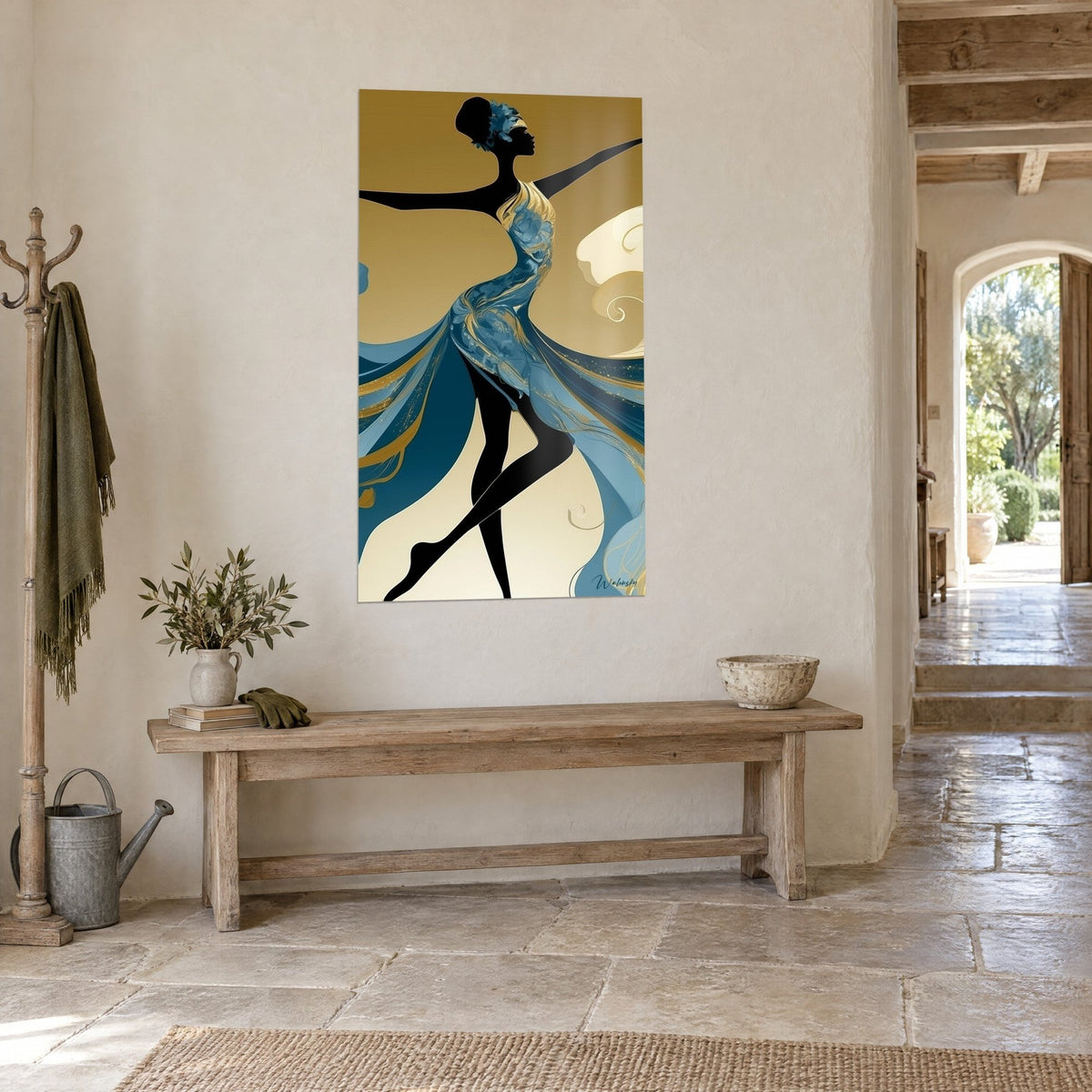 Tableau ballerine stylisée aux bras écartés, voiles bleu pétrole et or, coiffe fleurie, couloir de pierre et banc en bois