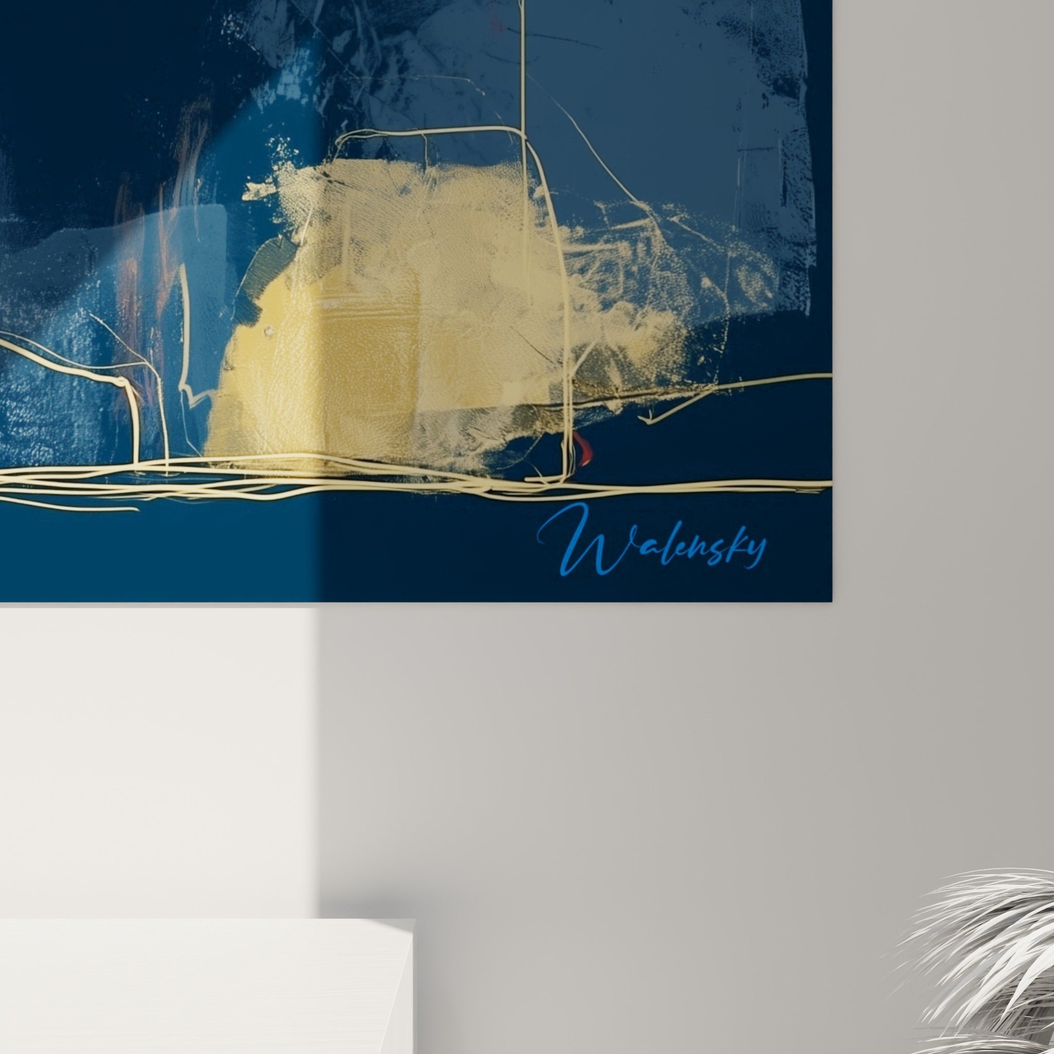 Trait doré fin se détachant sur fond bleu marine texturé, empâtements rouges et éclats dorés visibles de près