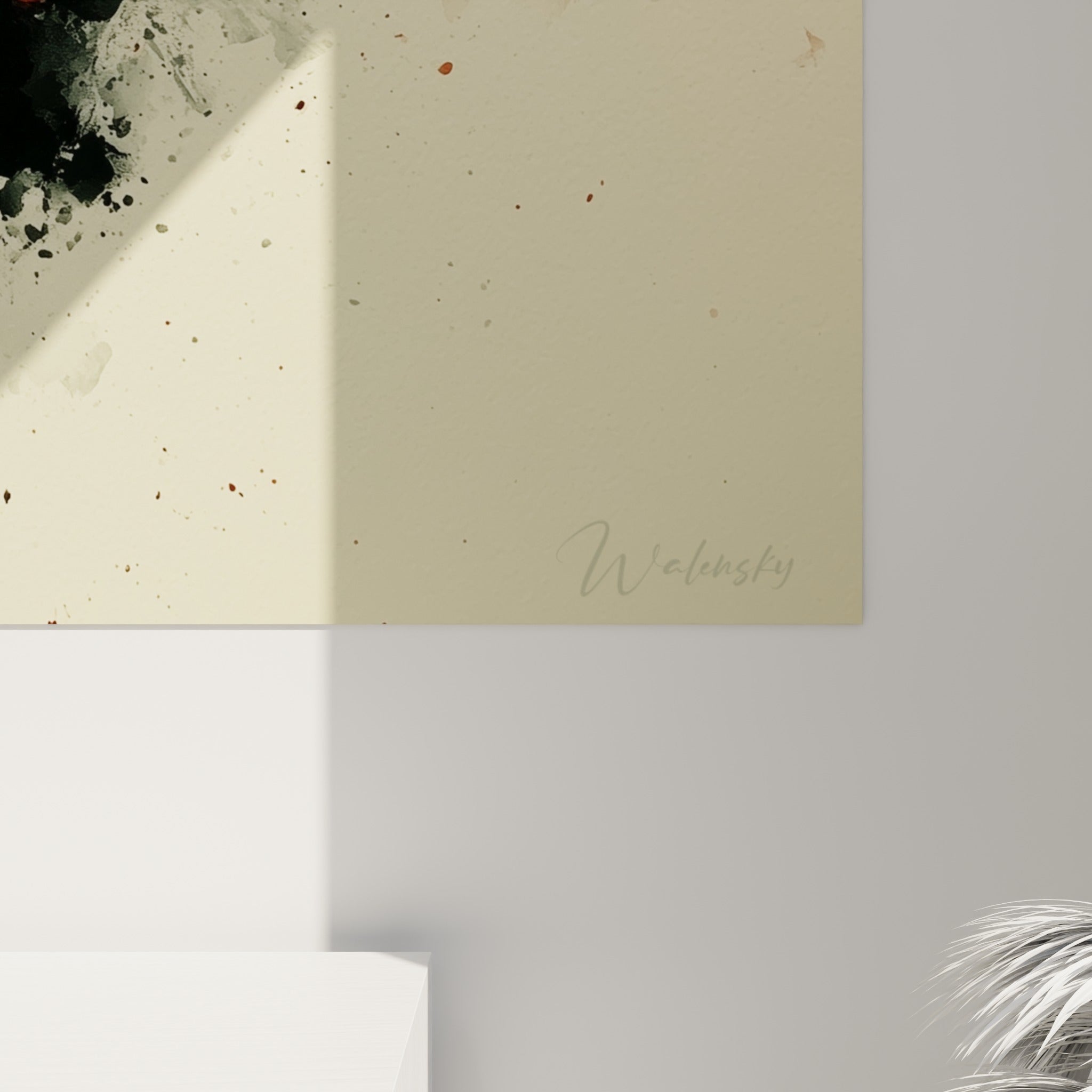 Coulures d'encre rouge et anthracite se mêlant en gros plan, révélant la texture picturale de la toile accrochée