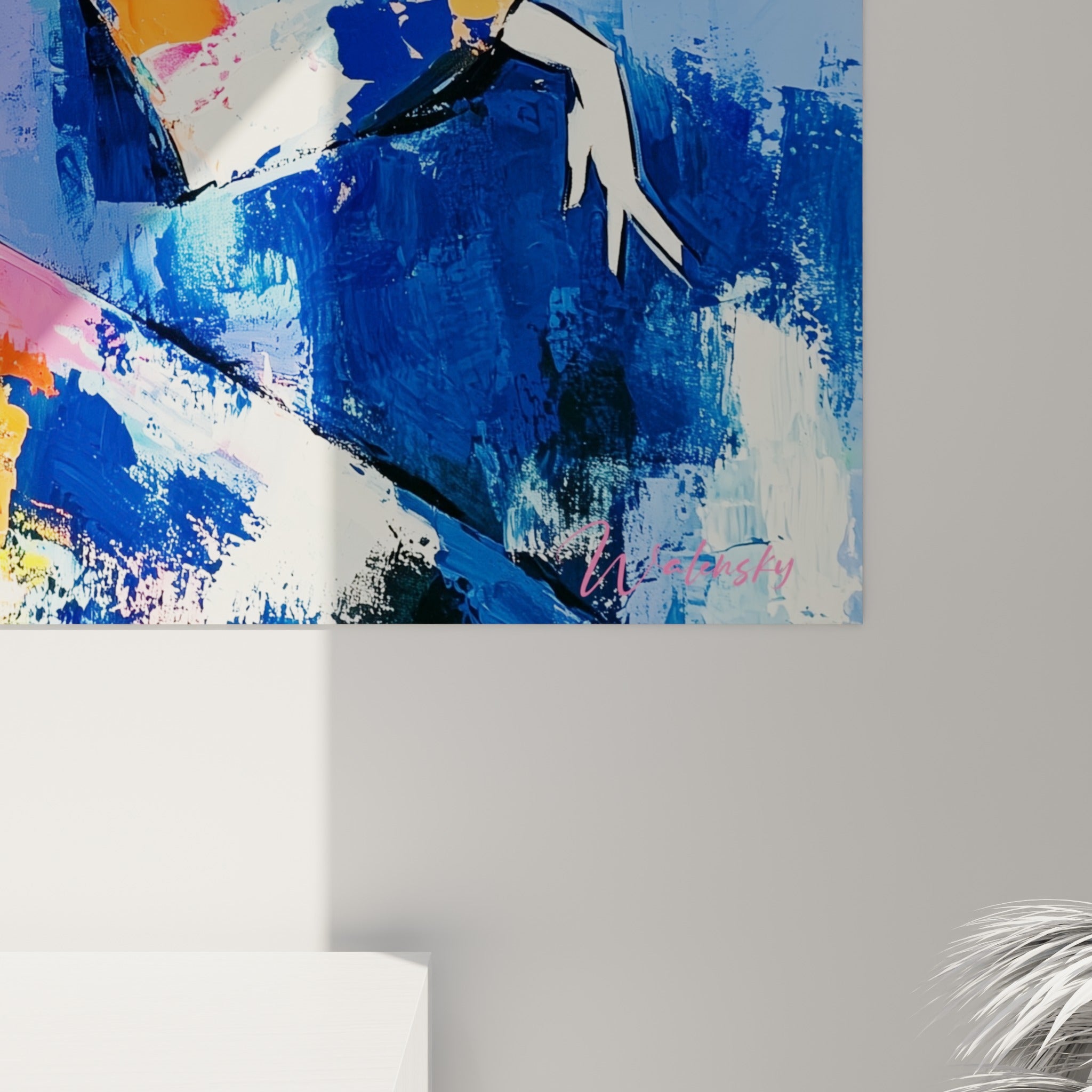 Empâtements orange et rose côtoyant le bleu marine, matière épaisse et coulures visibles sur la toile accrochée.