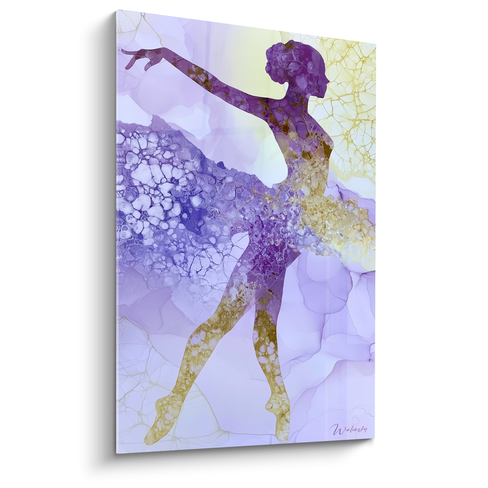 Danseuse abstraite en violet et doré, geste suspendu, texture marbrée façon encre alcool