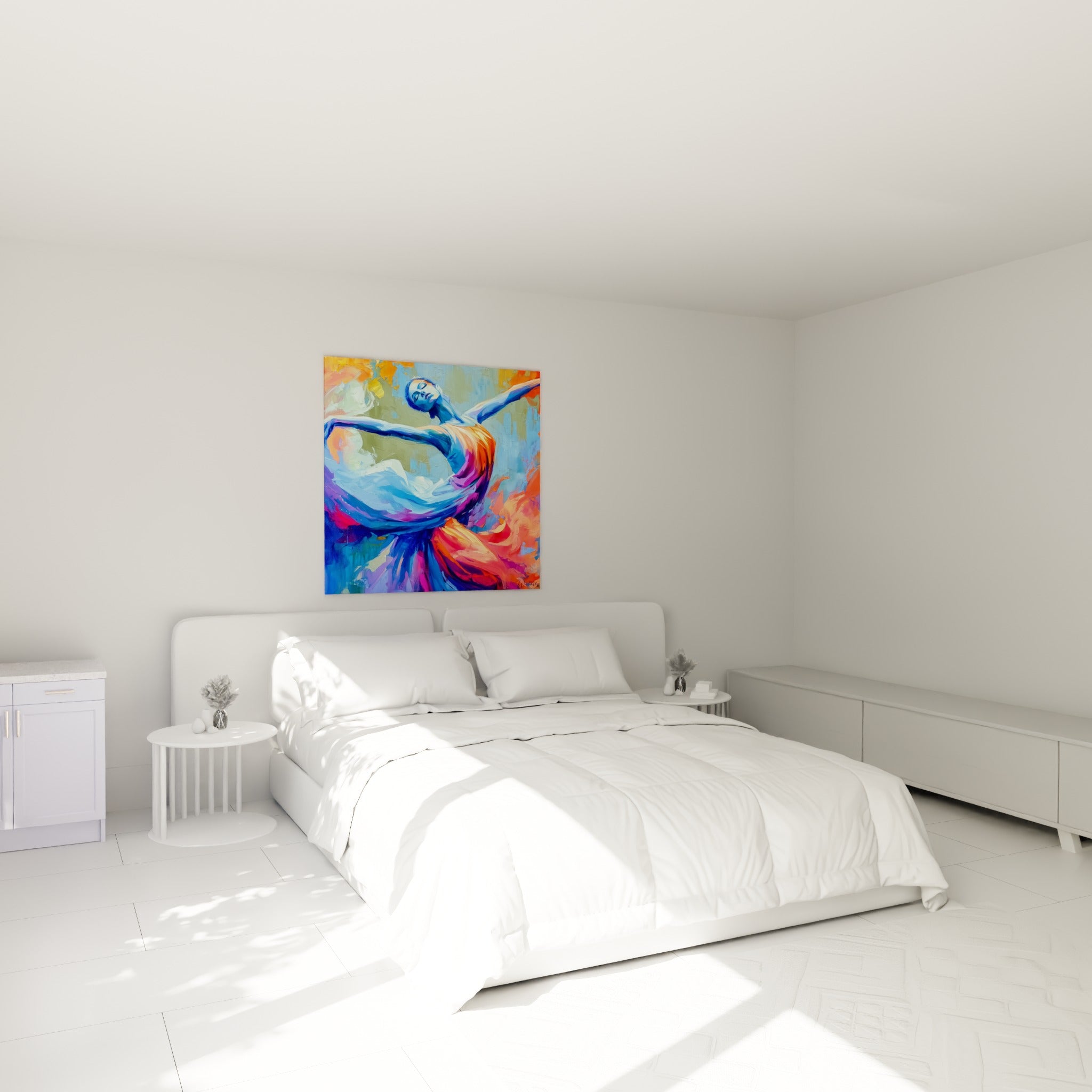 Silhouette bleue et orange en plein envol, tissu blanc drapé, accrochée au-dessus d'un lit dans une chambre claire