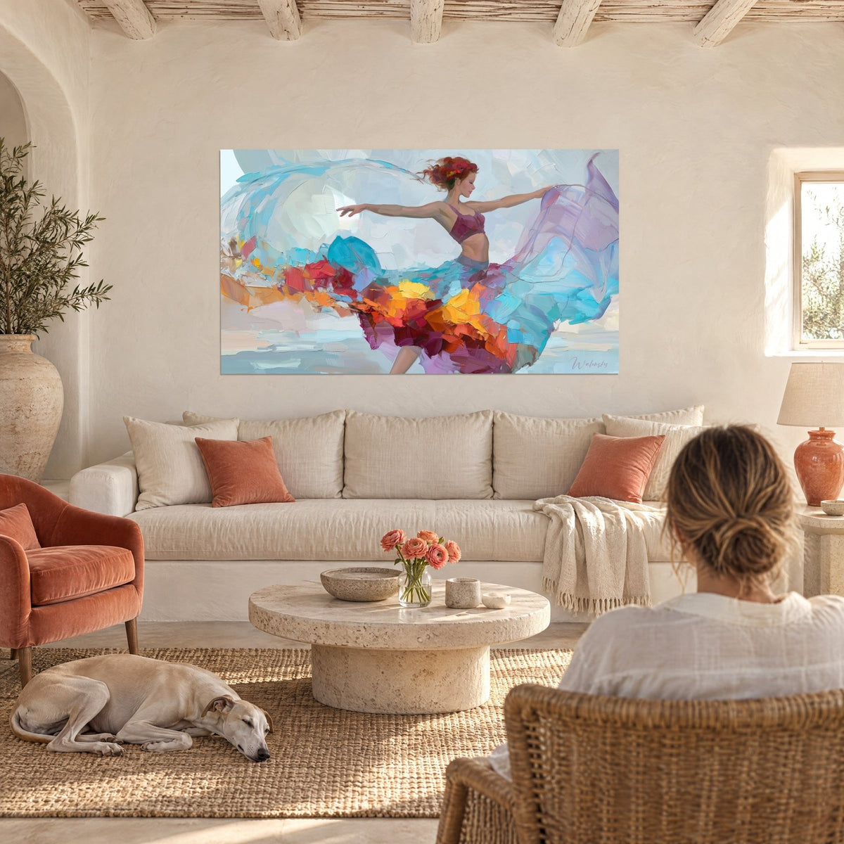 Tableau danseuse aux bras écartés, jupe turquoise et orangée, voile violet flottant, au-dessus d'un canapé dans un salon lumineux