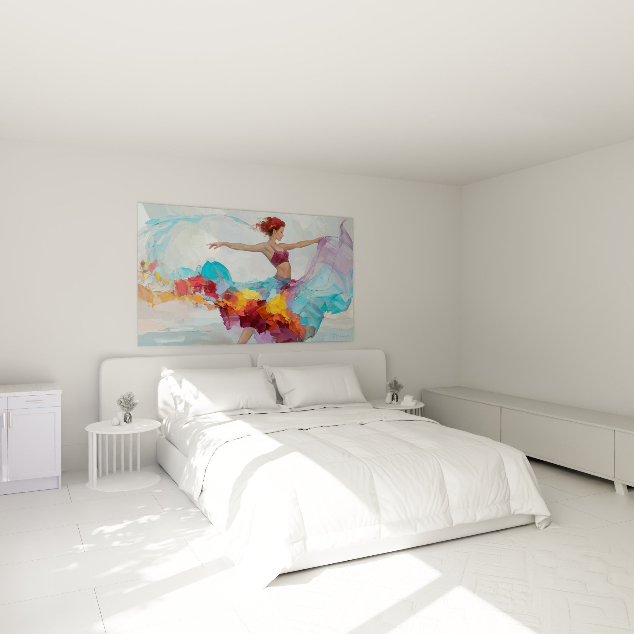 Silhouette rousse voilée de violet et bleu pastel au-dessus d'un lit dans une chambre claire