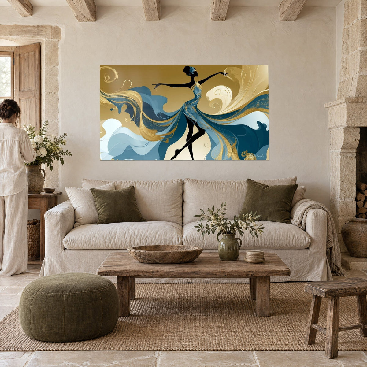 Tableau danseuse noire en silhouette, robe bleu et or tourbillonnante, au-dessus d'un canapé dans un salon lumineux