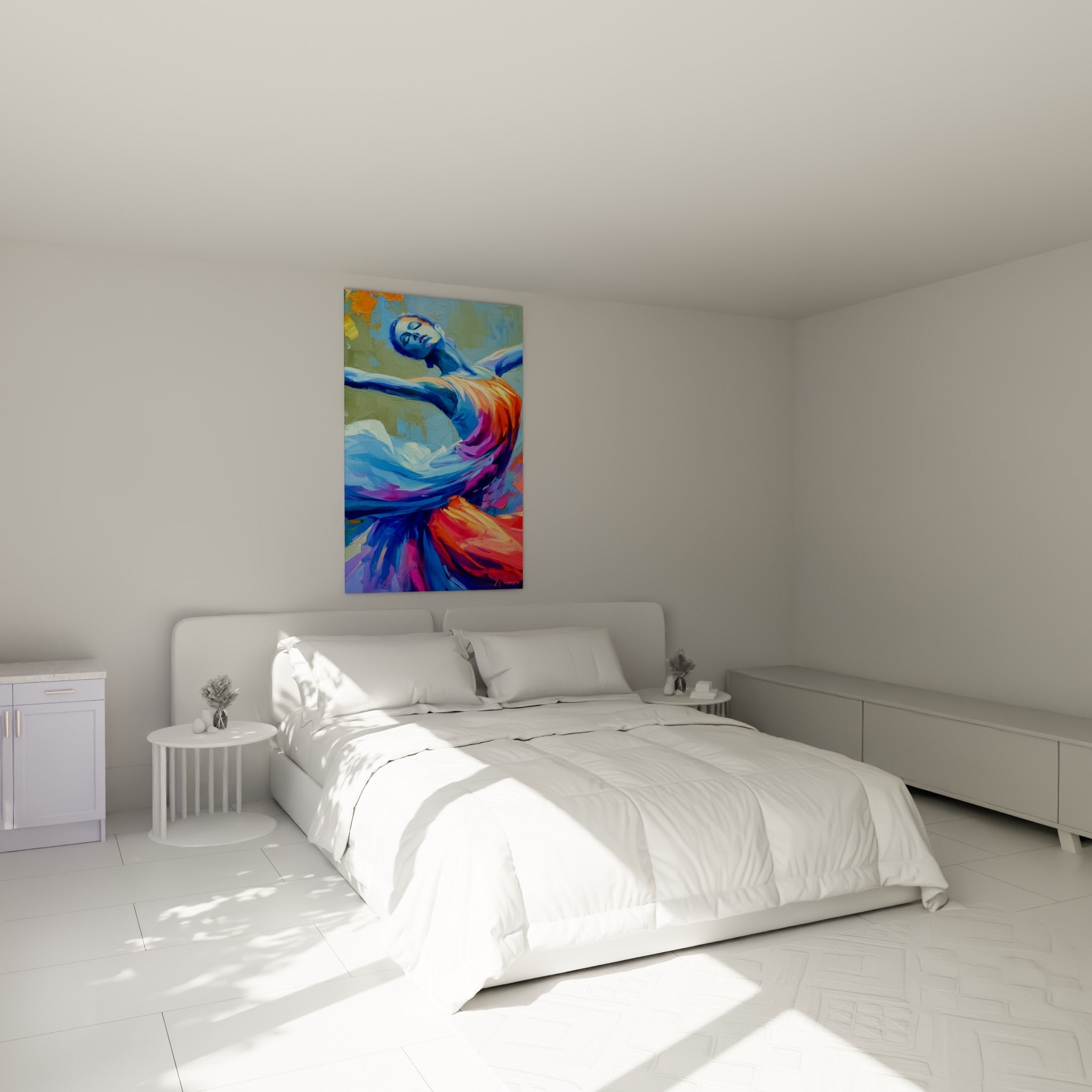 Silhouette de danseuse bleue et corail en rotation, accrochée au-dessus d'un lit dans une chambre claire