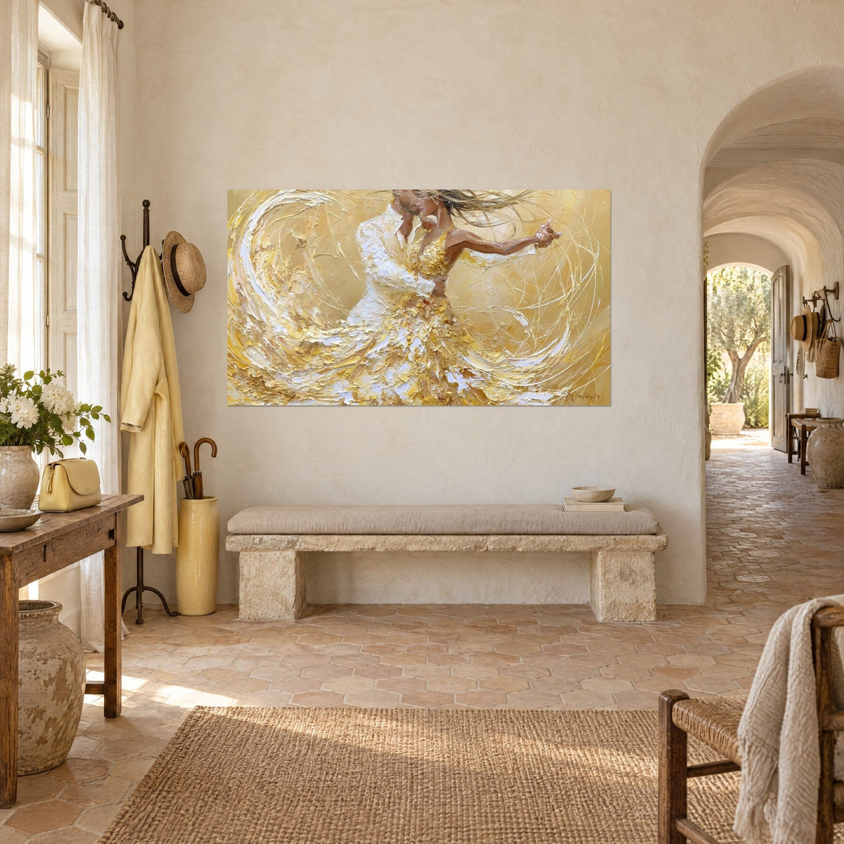 Gemälde goldener Walzer einer Tänzerin mit wehendem Haar, weißes und safrangelbes Hemd, Dreiviertelansicht in einem provenzalischen Landhaus
