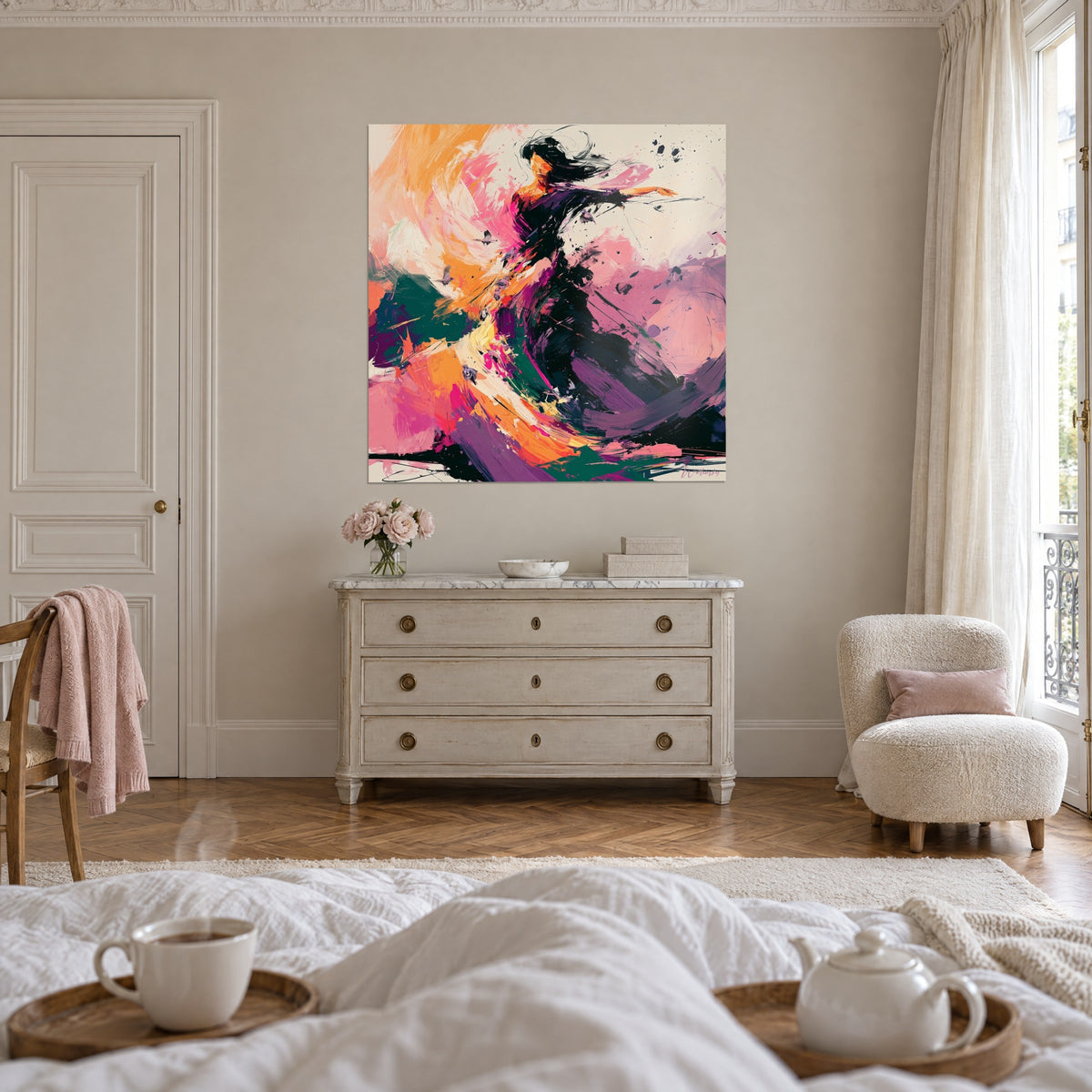 Schilderij ballerina met oranje en roze penseelstreken, zwarte en violette jurk, boven een bed in een heldere slaapkamer