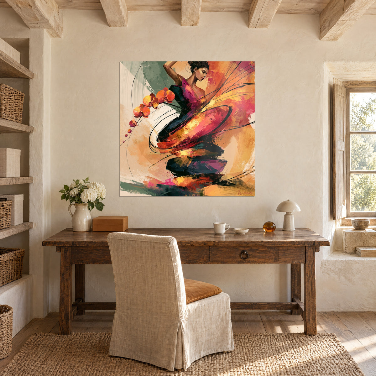 Schilderij dansende vrouw met bruine knot, lichaam gedrapeerd in roze, oker en diep zwart, tegenover een houten bureau in een lichte werkkamer