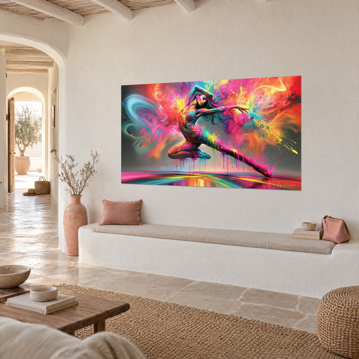 Tableau ballerine peinte en fuchsia et jaune, jambe tendue, coulures de peinture sous le corps, sur un mur blanc chaulé près d'une arche