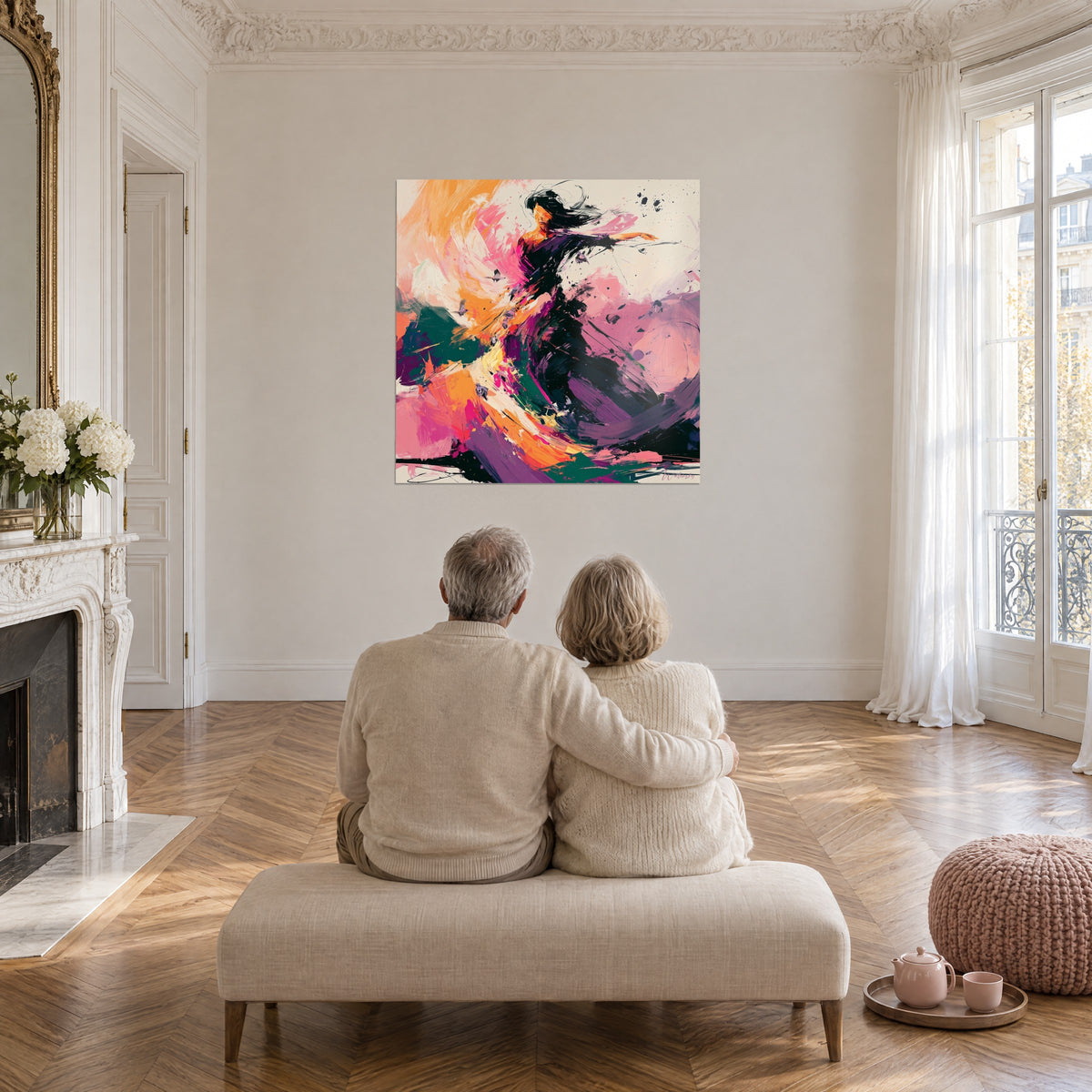 Schilderij abstracte wals in violette, oranje en dennengroene penseelstreken, voor een ouder stel op een salonbank