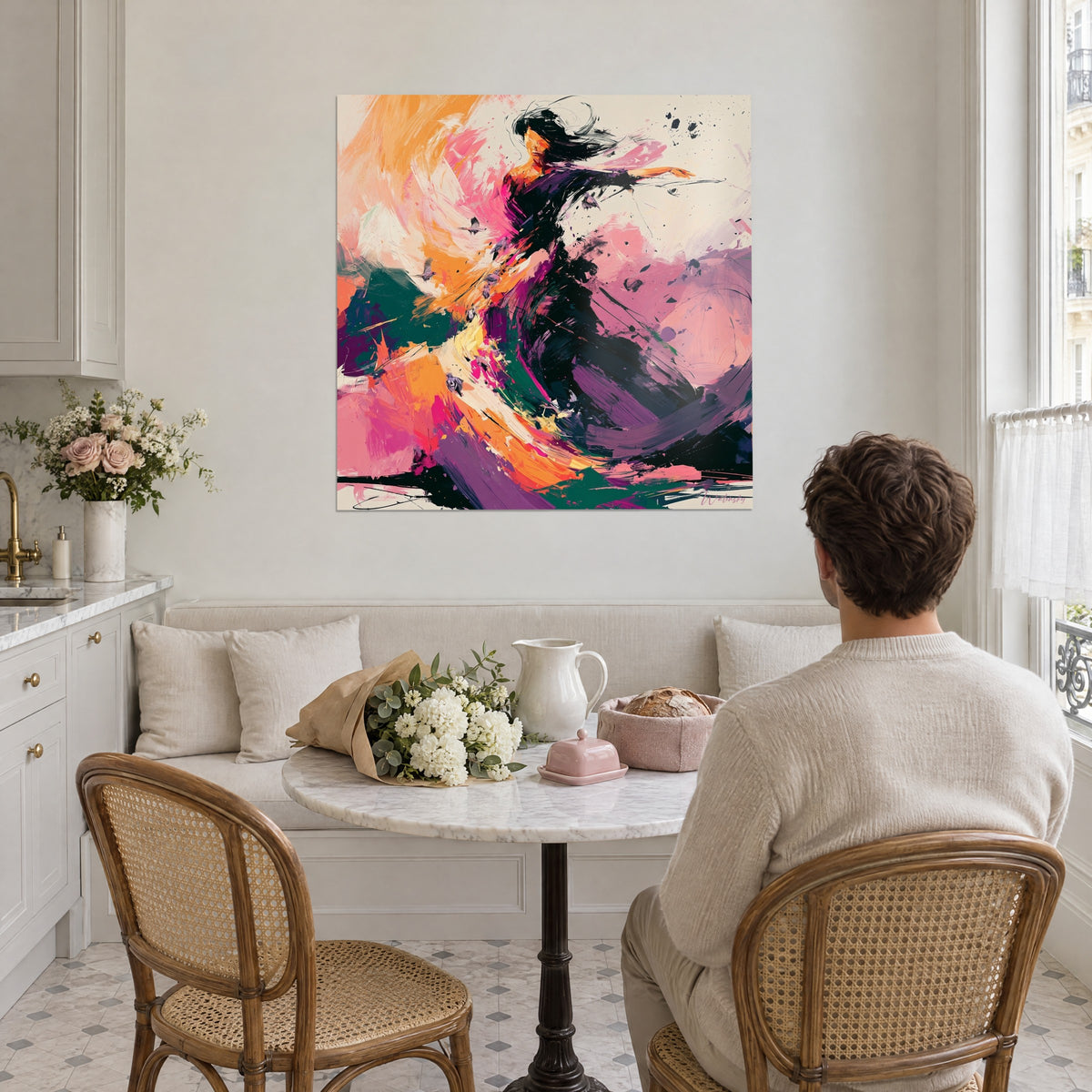 Schilderij ronddraaiende vrouw met gitzwart haar, oranje en roze vonken, tegenover een zittend stel aan tafel in een keuken in Haussmann-stijl