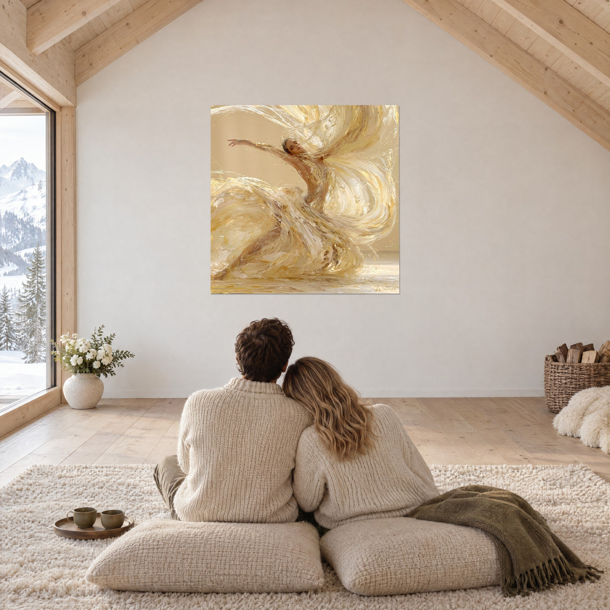 Schilderij zwevende dans, dikke ivoorkleurige en gouden sluiers op zandkleurige ondergrond, een koppel van achteren op kussens in een chalet