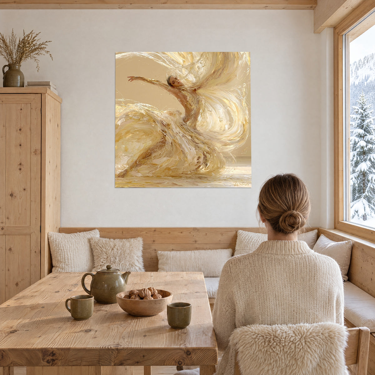 Schilderij dansende vrouw omhuld door goudbeige en crèmewitte krullen, een persoon van achteren aan tafel in een chalet