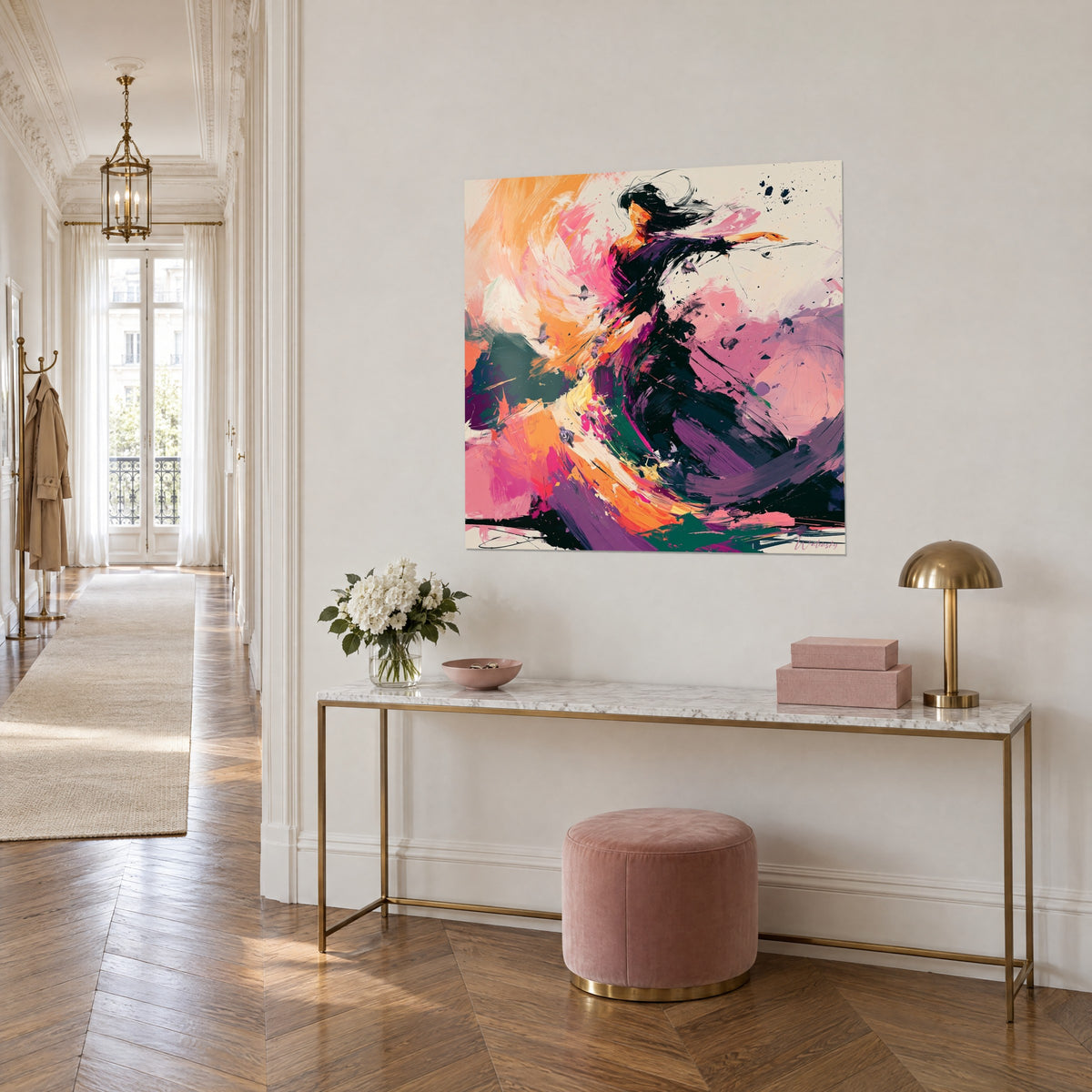 Schilderij dansende silhouet in diep violet, spatten roze en smaragdgroen, op een ingangswand in Haussmann-stijl
