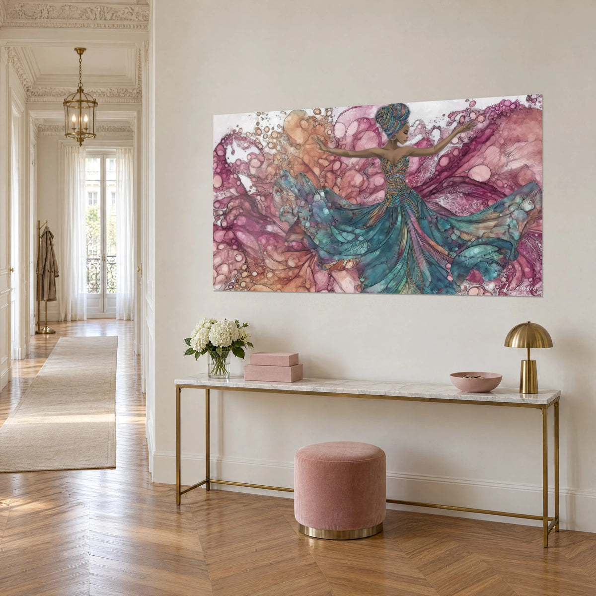 Schilderij van een Afrikaanse ballerina in een vloeiende blauwgroene jurk, kleurrijke losse knot, fuchsia en abrikoze achtergrond, boven een Haussmann-console