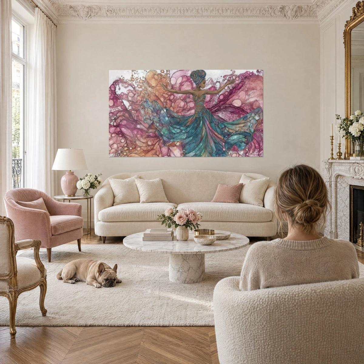 Schilderij van een danseres met open armen, wervelende turquoise jurk tegen een roze en oker achtergrond, boven een bank in een lichte woonkamer