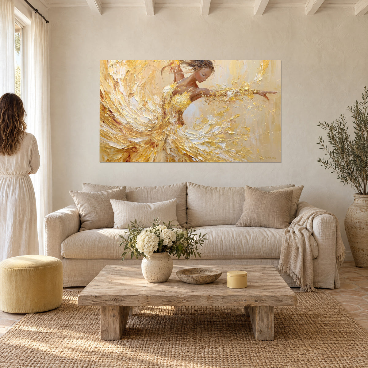Tableau danseuse en robe jaune d'or et blanc, bras tendu, touches épaisses, au-dessus d'un canapé dans un salon lumineux