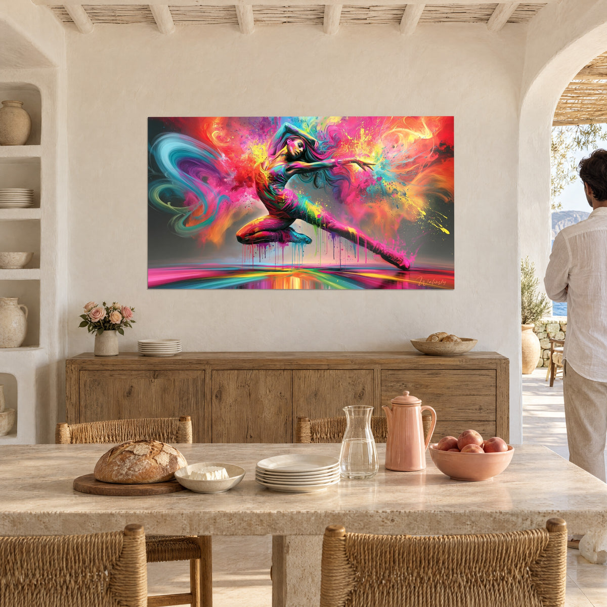 Tableau gestuelle de danse aux volutes turquoise et rouge vif, corps en élan, reflet arc-en-ciel au sol, face à un coin repas méditerranéen