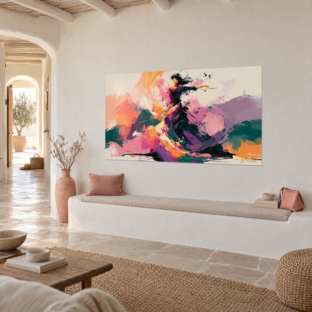 Schilderij zwierende silhouet met zwart haar, roze en paarse accenten op crèmekleurige achtergrond, gekalkte muur van een huis