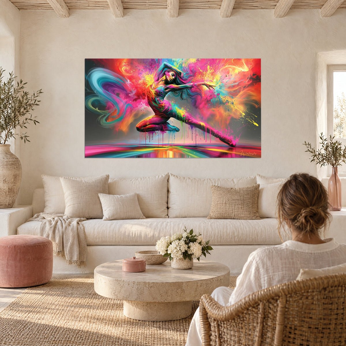 Tableau danseuse aux cheveux roses en plein saut sur fond d'explosion turquoise et orange, au-dessus d'un canapé dans un salon lumineux