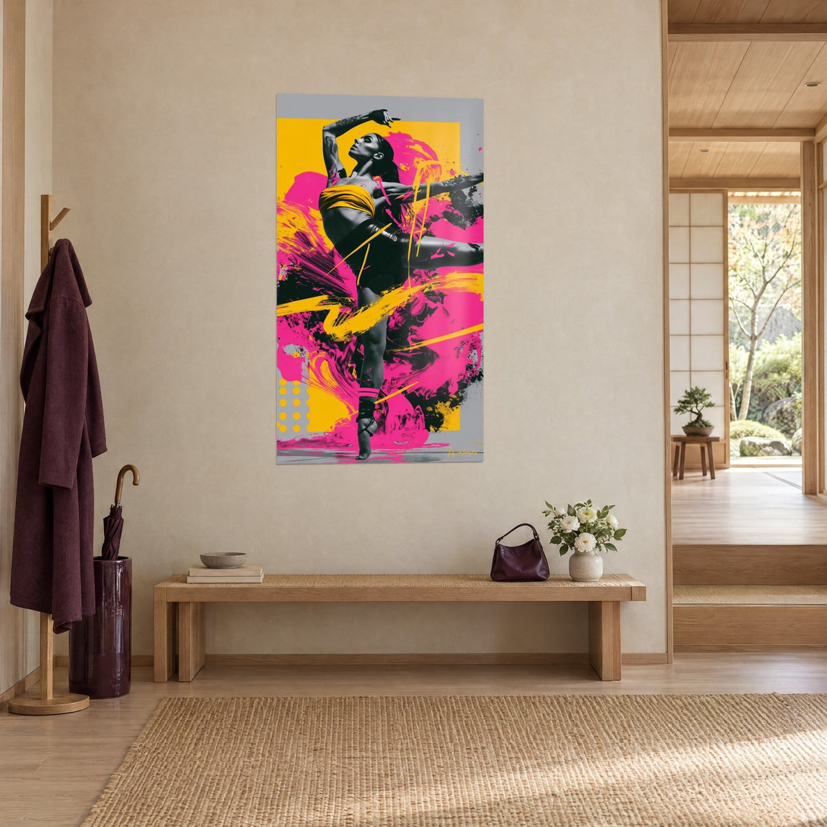 Schilderij getatoeëerde ballerina op spitzen, contrastrijk zwart-wit, saffraangele en felroze streken, japandi entree in licht hout