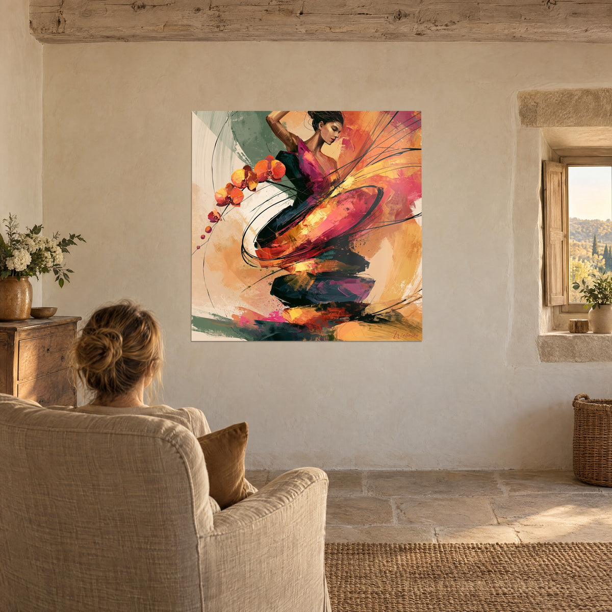 Schilderij danseres met fuchsiakleurig lijfje en oranje spiraalrok, orchideeën op salieblauwe achtergrond, bewonderd vanuit een beige fauteuil