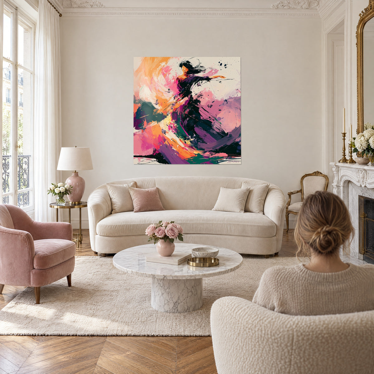 Schilderij danseres met zwart haar in een wervel van violet en oranje, arm uitgestrekt, boven een bank in een lichte woonkamer