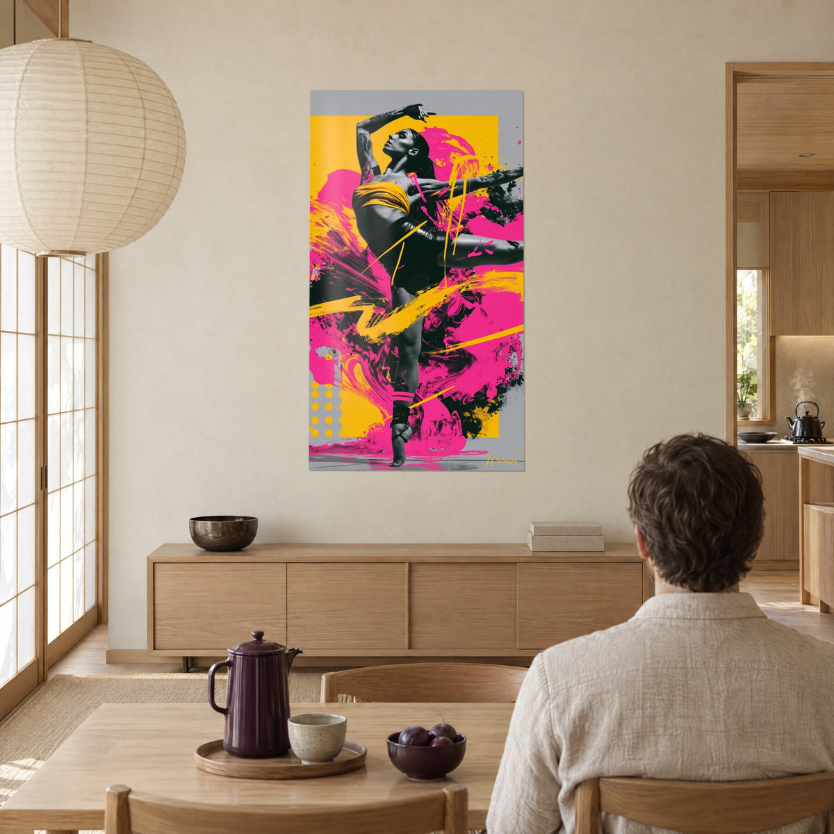 Tableau gymnaste aérienne en noir et blanc, éclats rose bonbon et jaune d'or, vu depuis une table de repas en bois clair