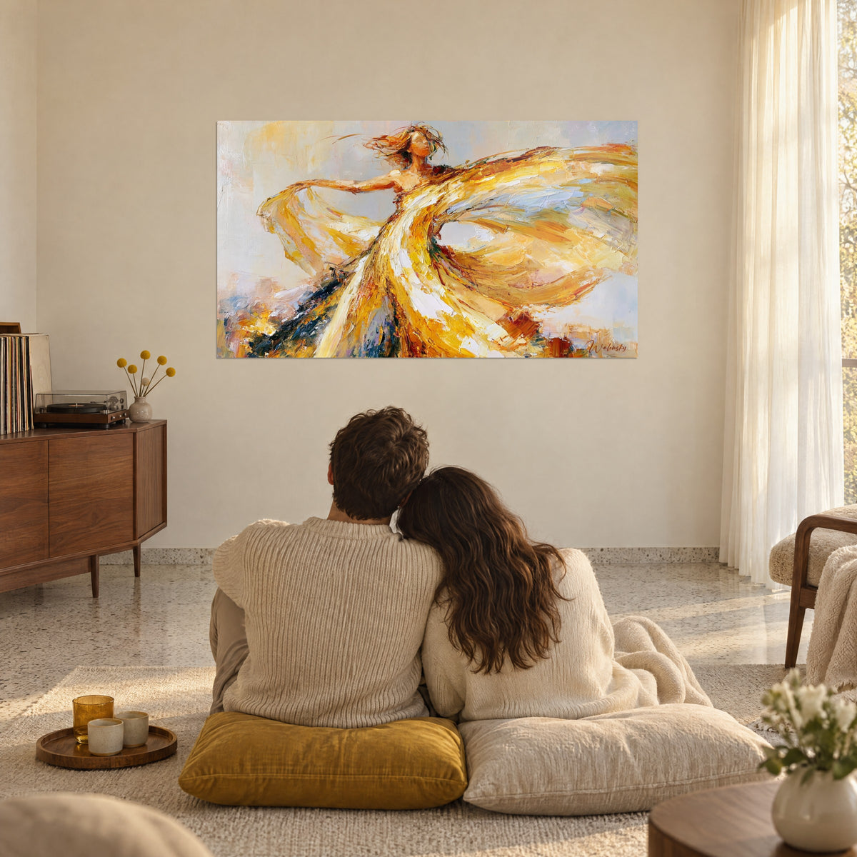 Tableau valse de voiles jaune citron et blanc nacré, matière épaisse au couteau, face à un couple de dos assis sur des coussins