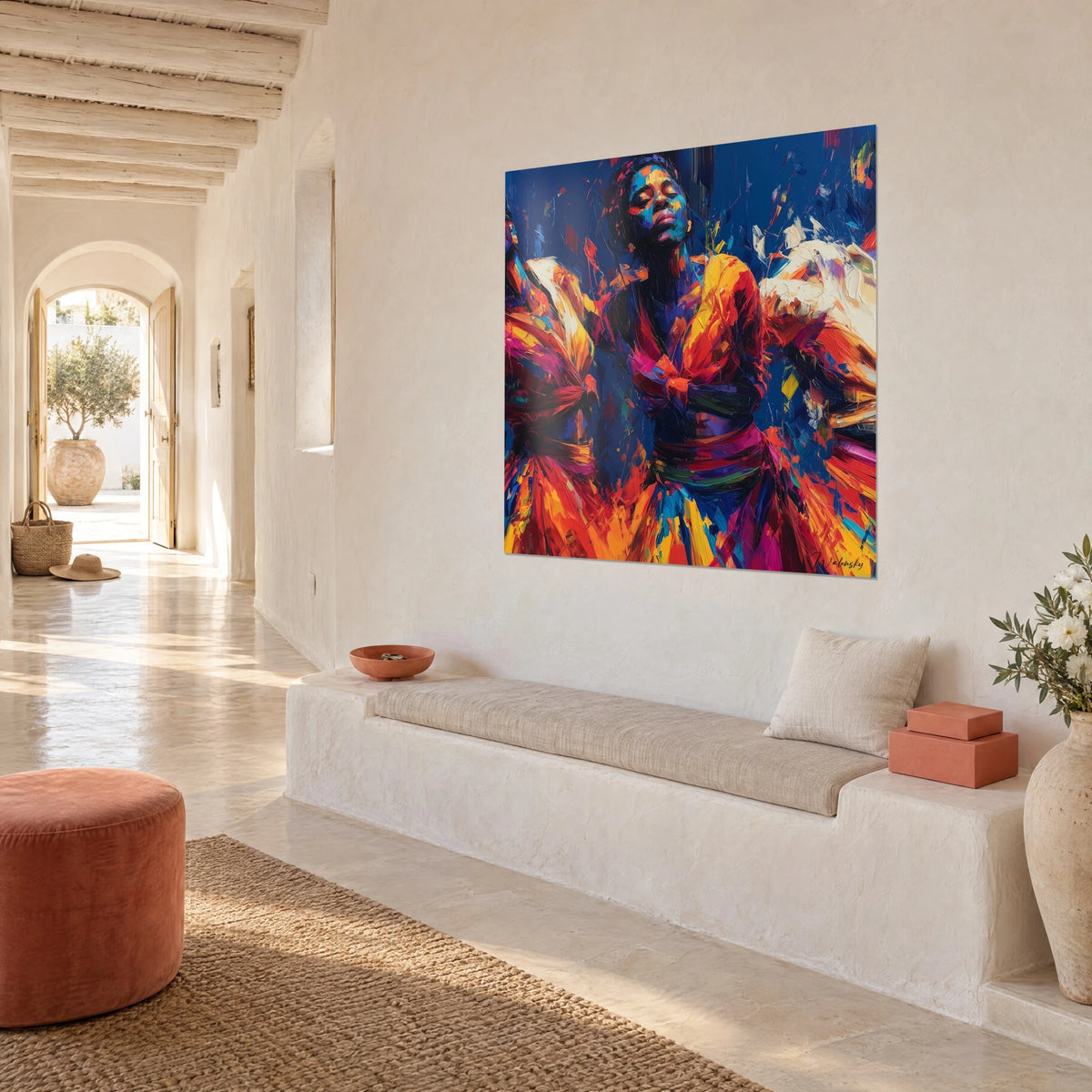 Tableau portrait de femme en transe, bleu nuit et jaune safran, coups de couteau épais, vue de trois-quarts sur mur blanc