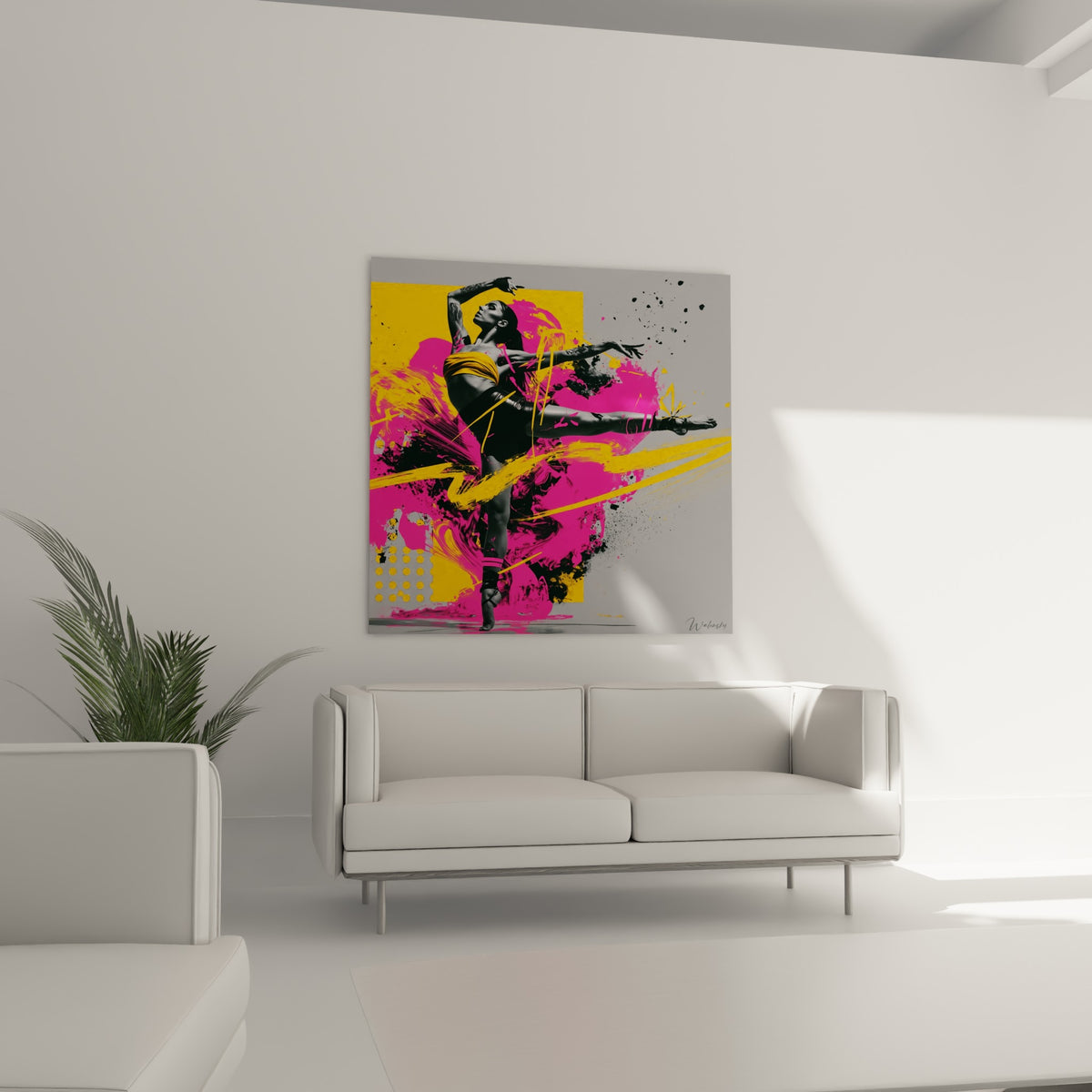 Silhouette athlétique en pointe, éclats fuchsia et jaune moutarde, au-dessus d'un canapé dans un salon lumineux
