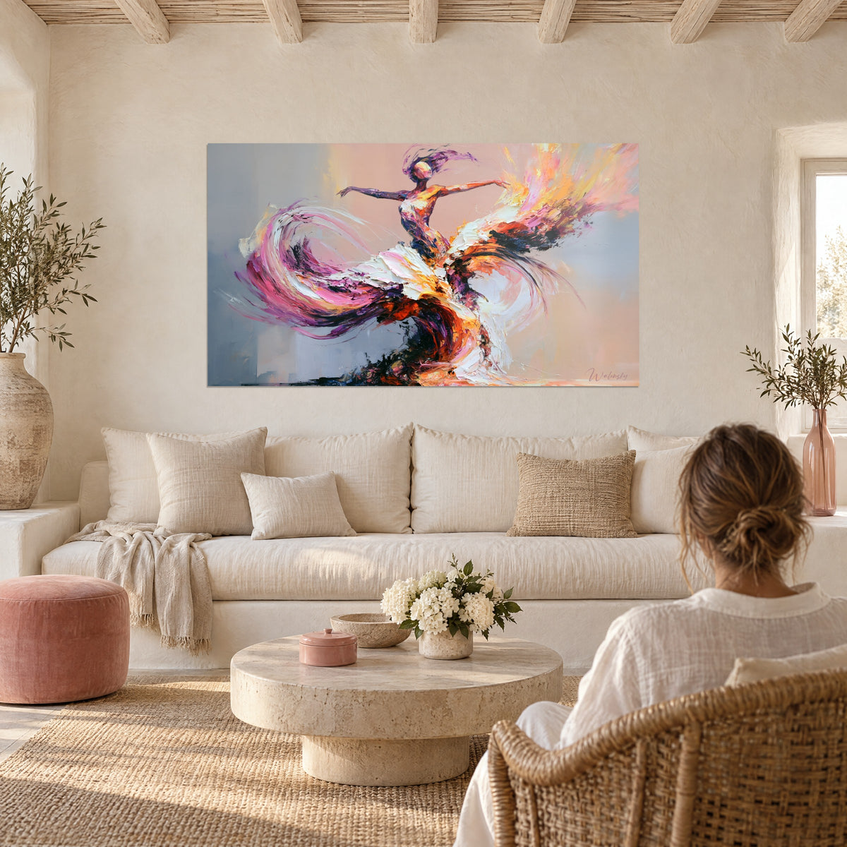 Tableau danseuse tourbillonnante aux bras ouverts, voiles violet et orange peints au couteau, au-dessus d'un canapé dans un salon lumineux