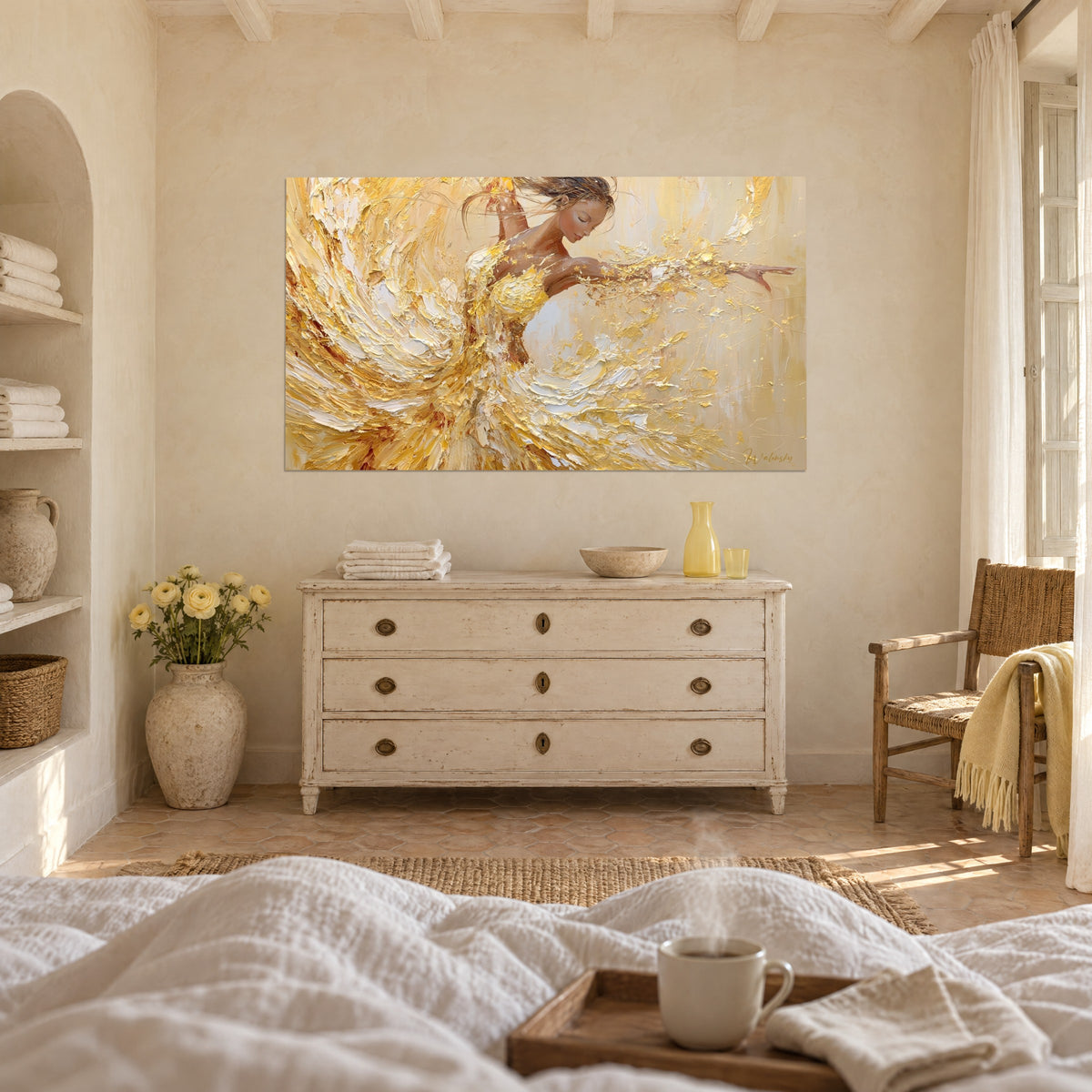 Tableau femme dansant, jupe de peinture ocre et ivoire, mèches brunes envolées, au-dessus d'un lit dans une chambre claire