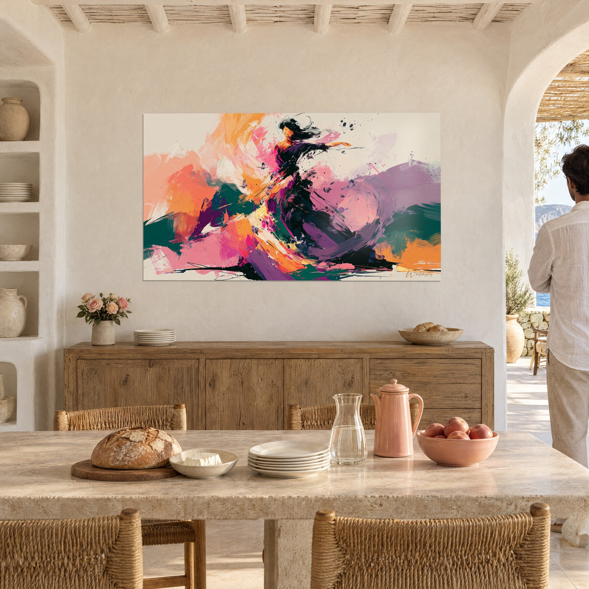 Schilderij wervelende ballerina in een donkere jurk, oranje en pruimkleurige spetters, tegenover een gewelfde eetkamer